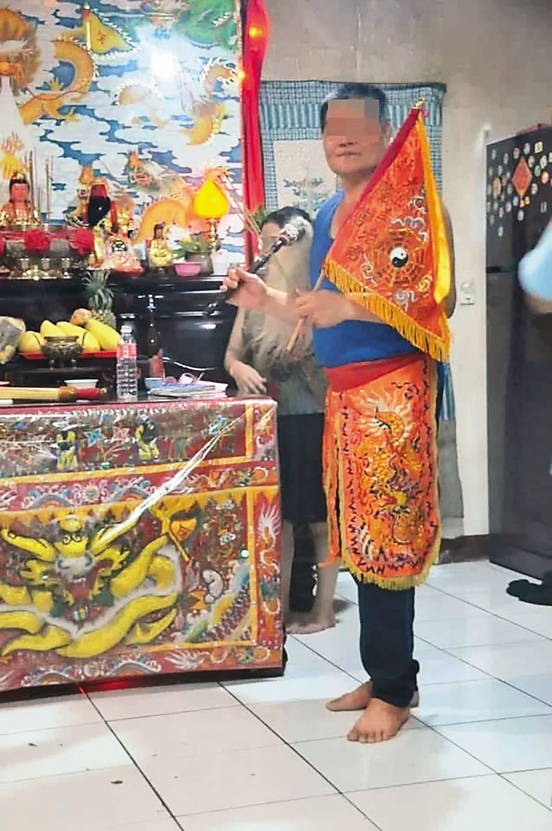 廖父平時會化身神明代言人，在宮廟幫信徒祈福問事。（翻攝社團宮廟臉書）