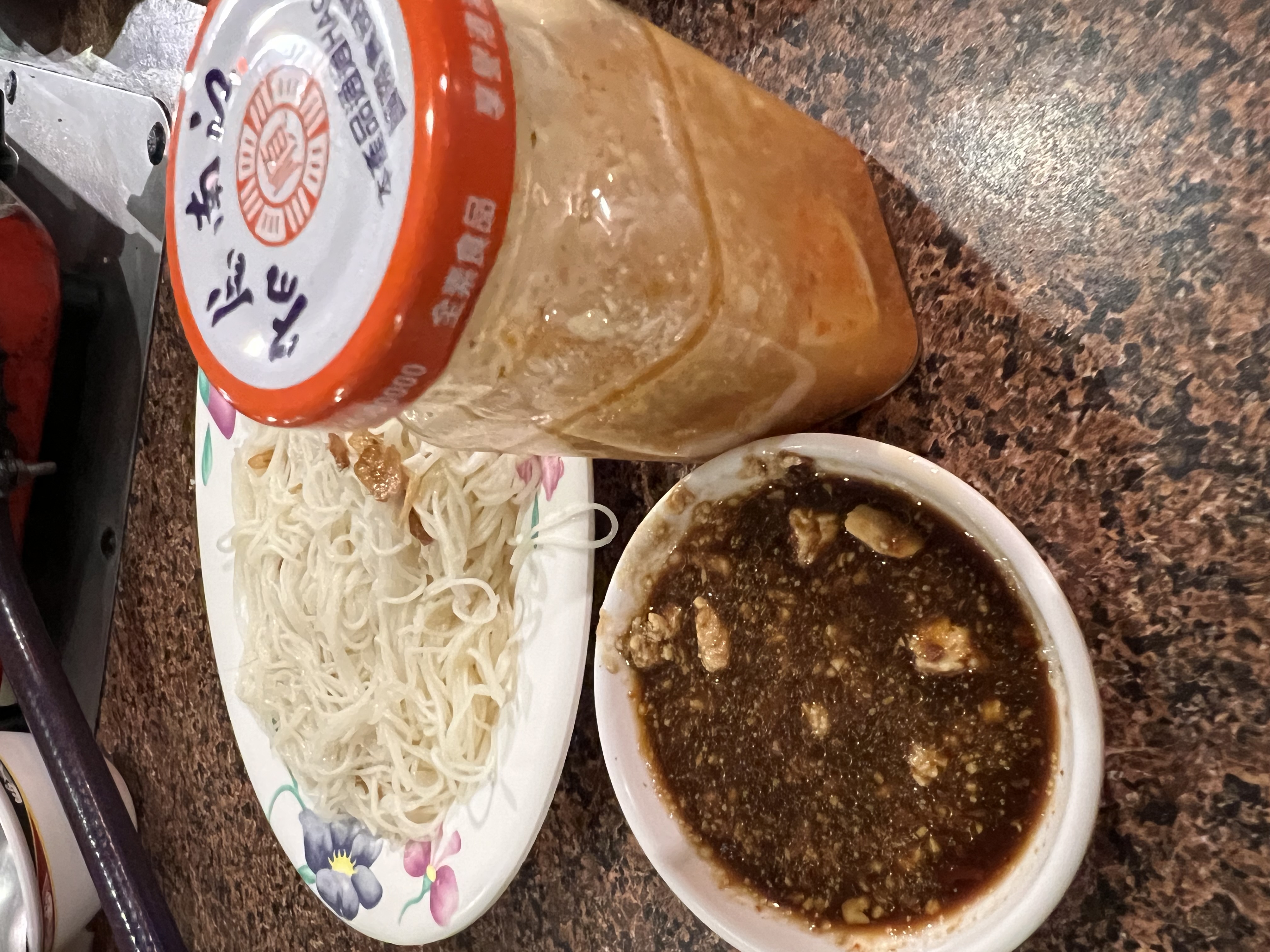 蘸醬的豆腐乳需另外點，直接豪邁給一整罐。（麵線30元／份、豆乳20元／罐）