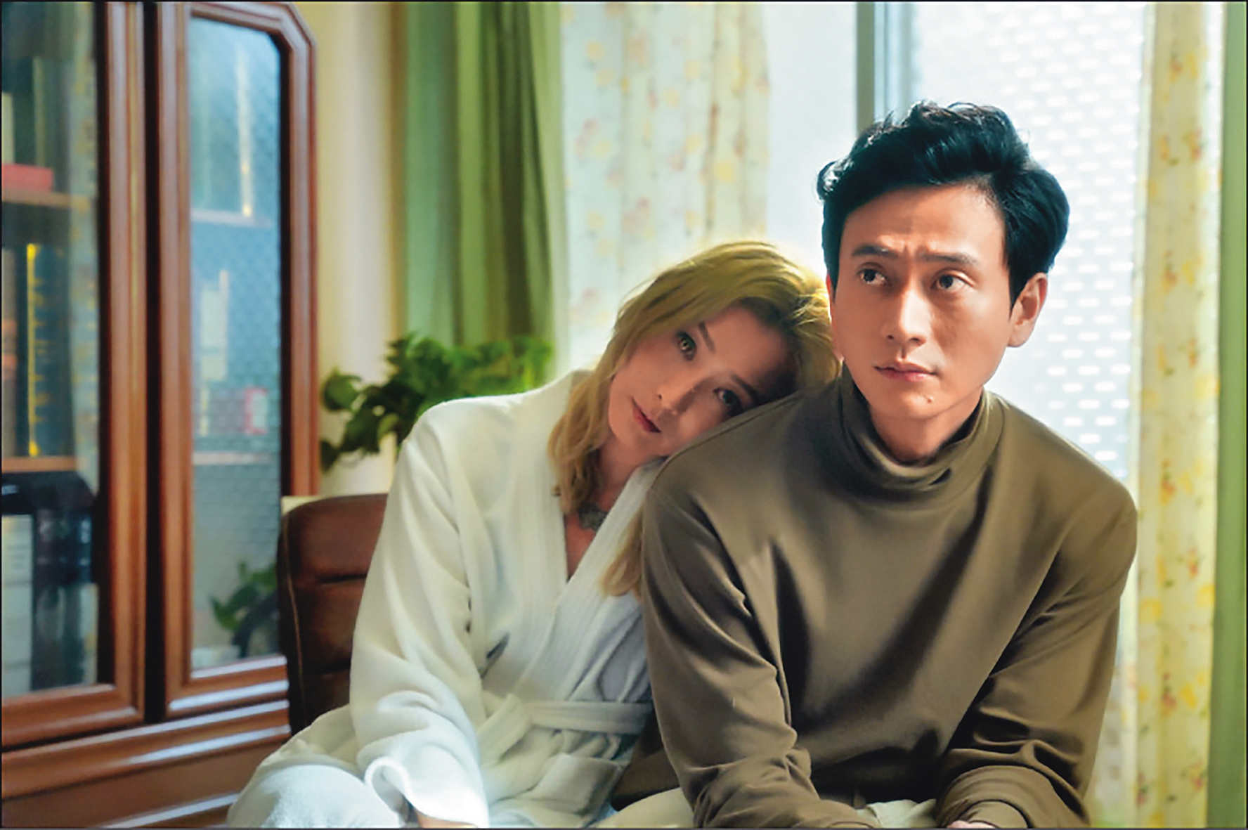 天后鄭秀文（左）罕見現身台片《愛情城事》，與劉冠廷（右）演出一對異類夫妻。