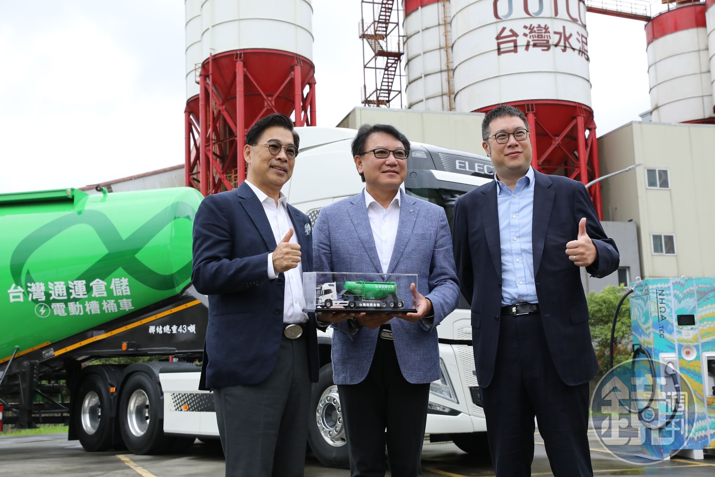 台泥企業團旗下台灣通運陸引進VOLVO43噸電動曳引車，希望藉此為半導體業、零售業及製造業之供應鏈減少範疇三碳排，同時也降低台灣公路運輸碳排。右一為台灣通運董事長辜公怡、右二為台泥總經理程耀輝