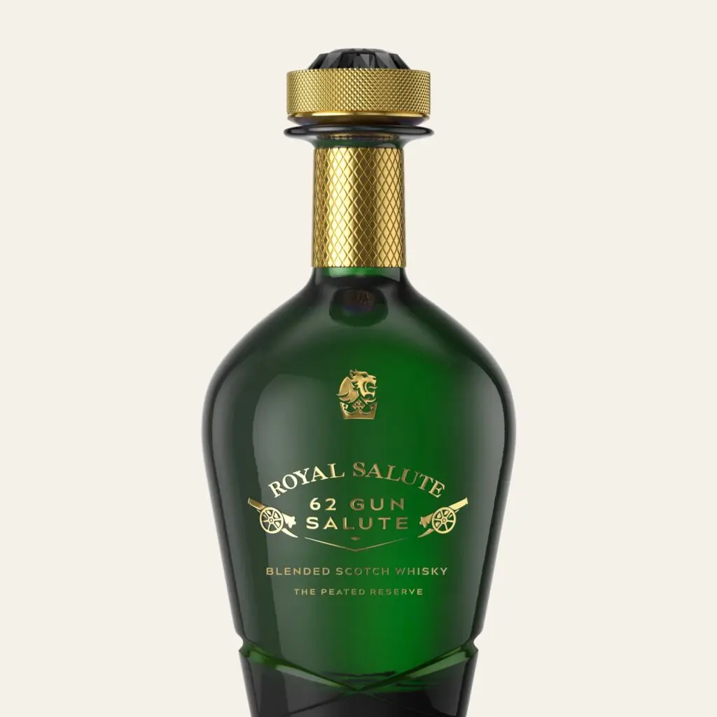 呼應皇冠上的祖母綠寶石的「皇家禮炮62禮讚-The Peated Reserve」，擁有獨特的煙燻氣息，只在免稅通路獨賣。（皇家禮炮提供）