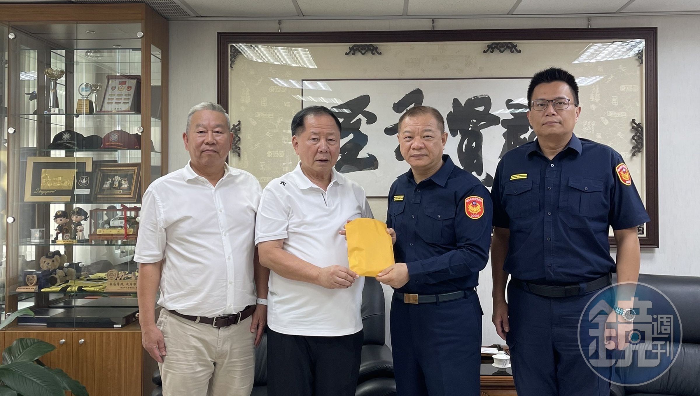 薇閣基金會李傳洪董事長(左2),在辦公室主任蔡中信(左)陪同下,將30萬元慰問金交給新北市警局長廖訓成及土城分局長陳建龍,他也承諾每個月捐助劉所長遺眷4萬元教育金直至小孩大學畢業。