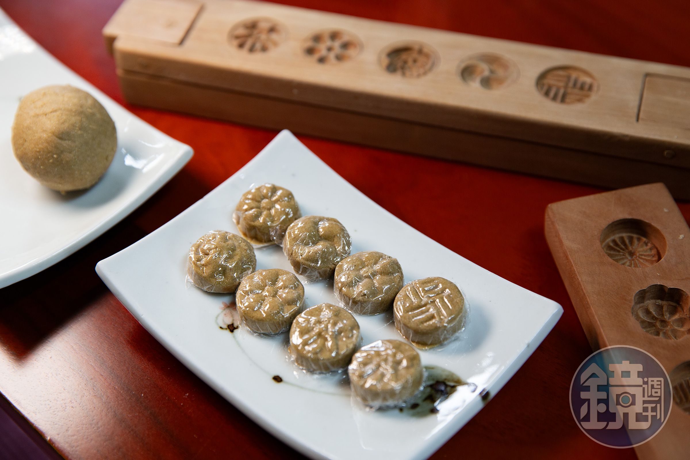 傳統的韓國栗子糕餅吃起來有點像是台灣傳統的綠豆糕。