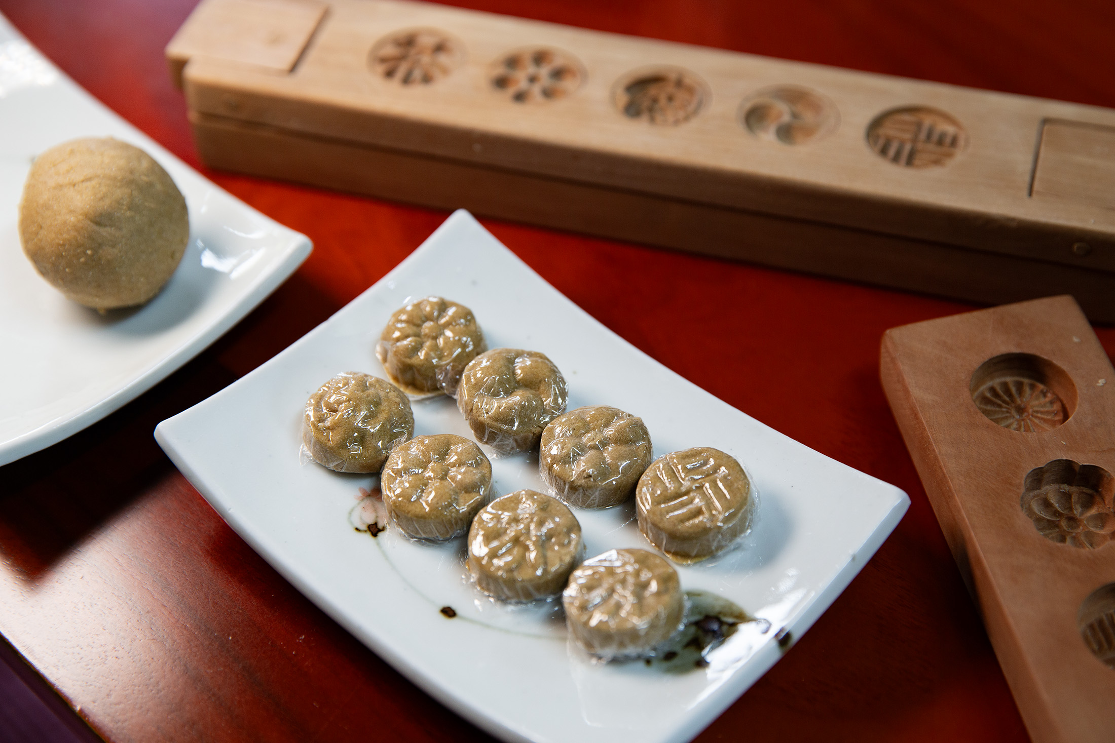 傳統的韓國栗子糕餅吃起來有點像是台灣傳統的綠豆糕。