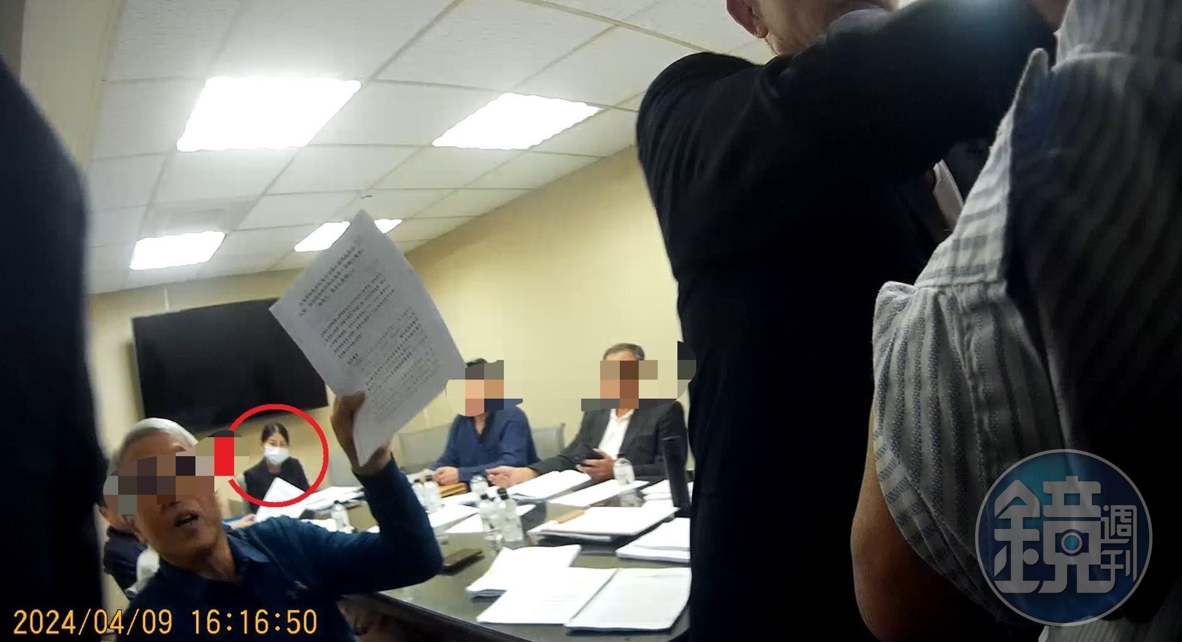 張姓董事兼總經理（圖右）被黑衣人拉出會議室，最終陳和宗女兒（紅圈）被列為董事候選人。（讀者提供）