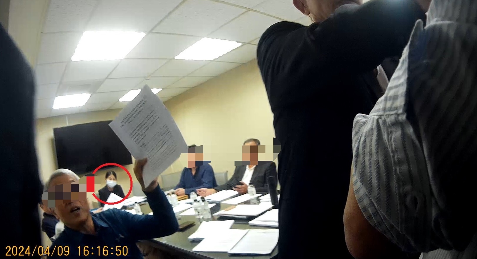 張姓董事兼總經理（圖右）被黑衣人拉出會議室，最終陳和宗女兒（紅圈）被列為董事候選人。（讀者提供）