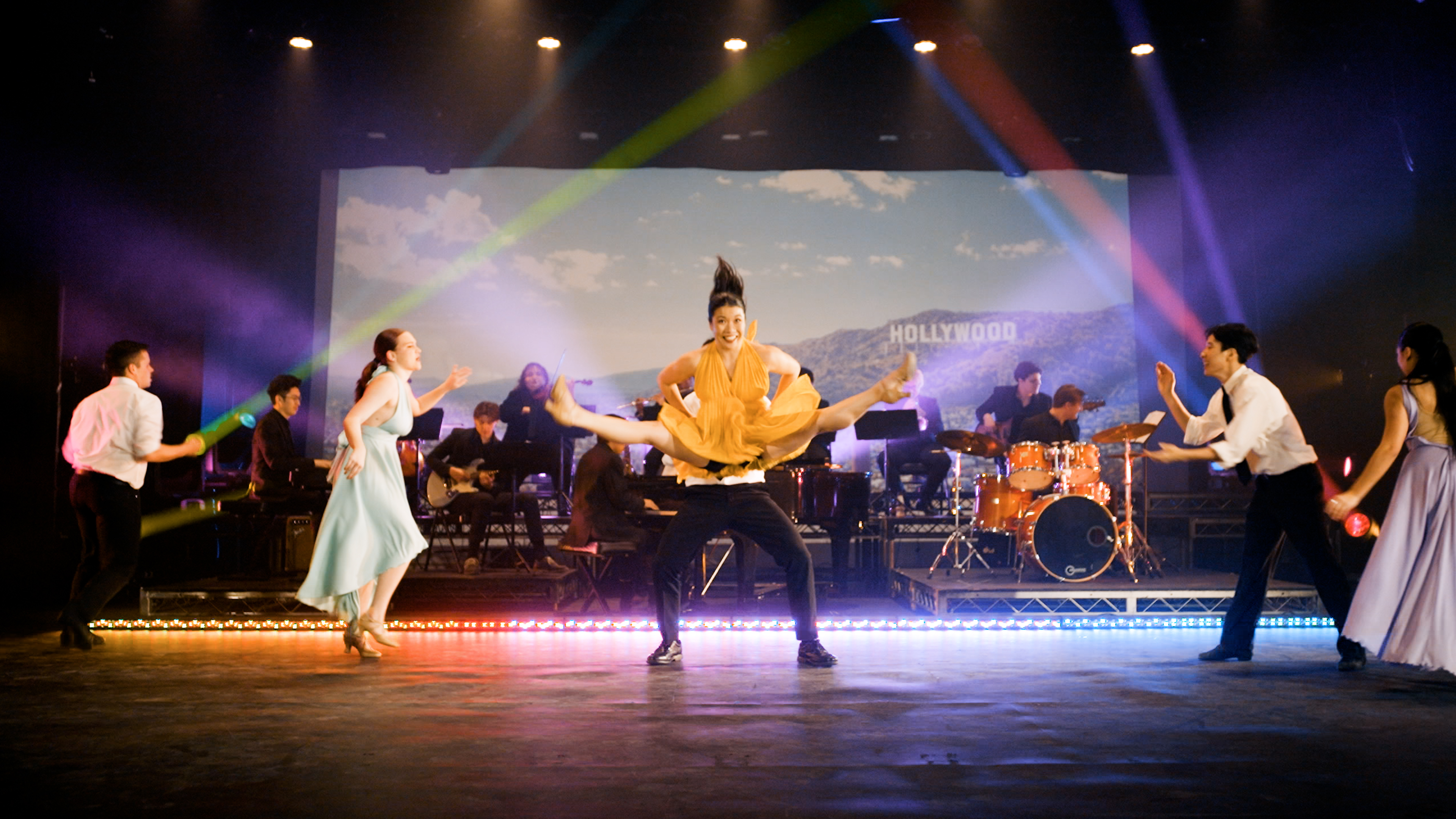 《百老匯星光演唱會》精選熱門歌曲，呈現橫跨世代、共計 17 部國際鉅作的華麗樂章。
 (牛耳藝術提供)
 
