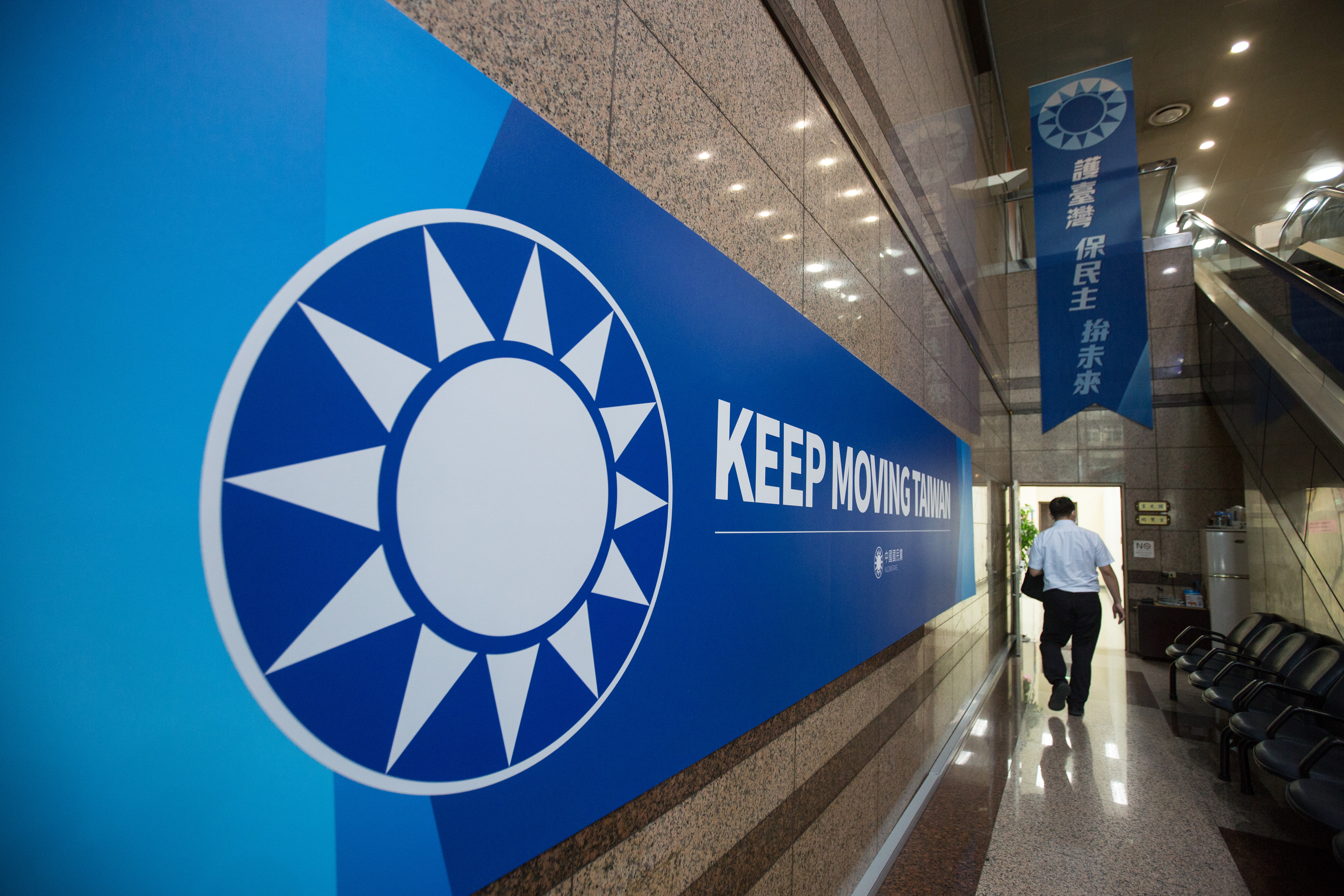 國民黨沒有跟上川普暫緩實施對等關稅時事，在threads上依舊po出台灣被課稅32%的貼文，被網友們酸爆了。（示意圖，本刊資料照）