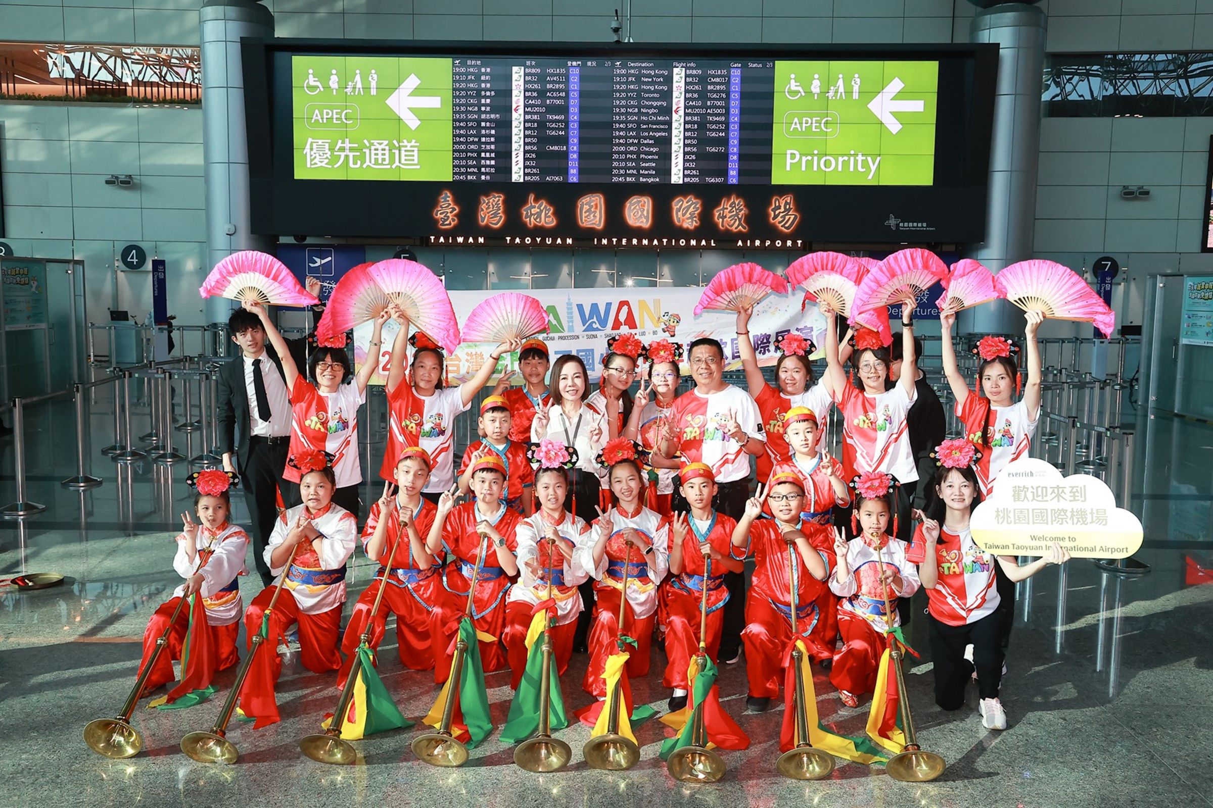 金門中正國小鼓吹隊受邀代表臺灣赴捷克參加「使館節」國際交流,於桃園機場第二航廈出境大廳熱鬧合影,期盼以傳統嗩吶與哨角樂聲,讓世界看見金門、認識臺灣。(財團法人昇恒昌基金會提供)