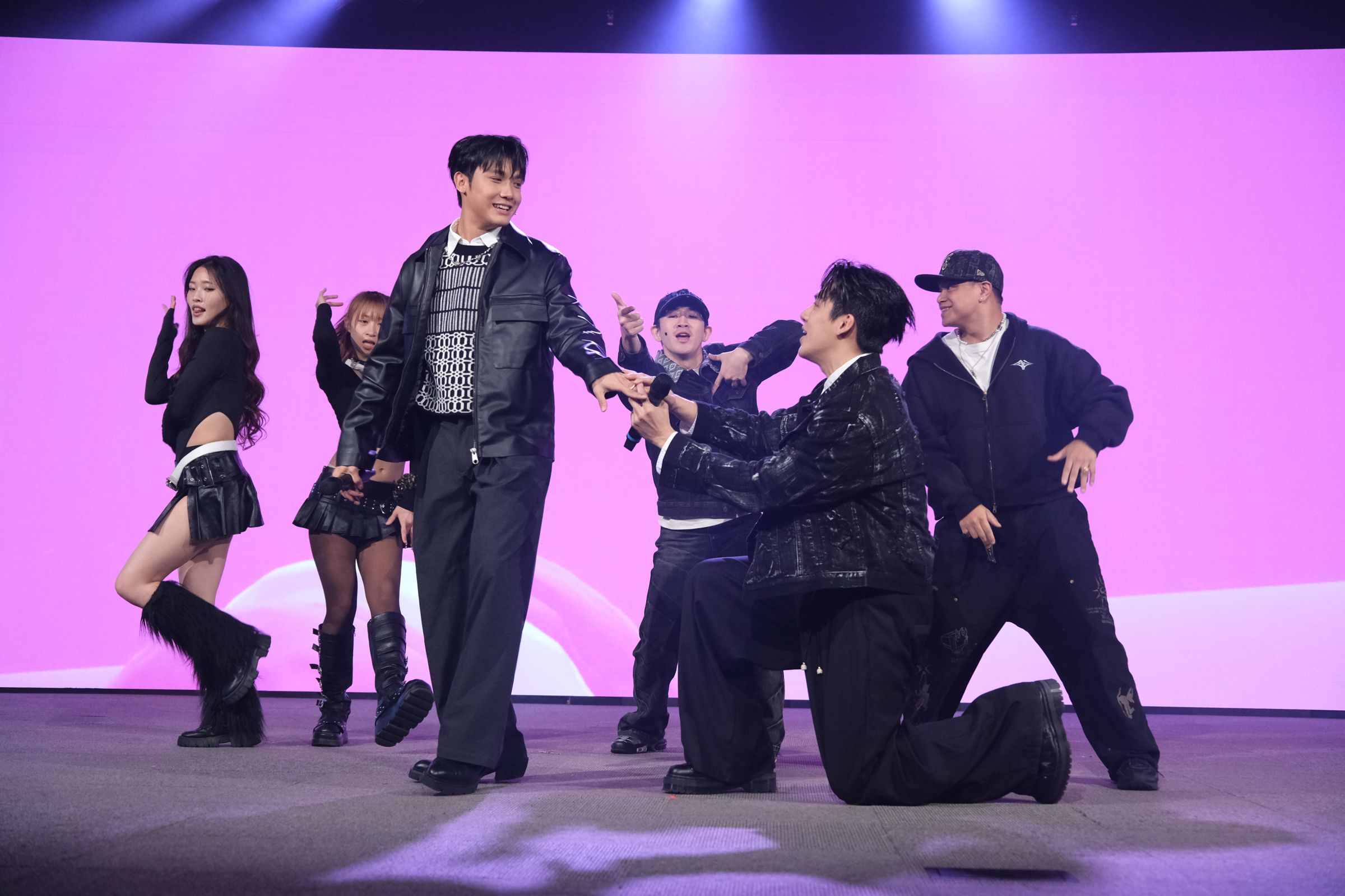 Nelson紀成澔(左)、葛兆恩獻上唱跳表演。(三立提供)