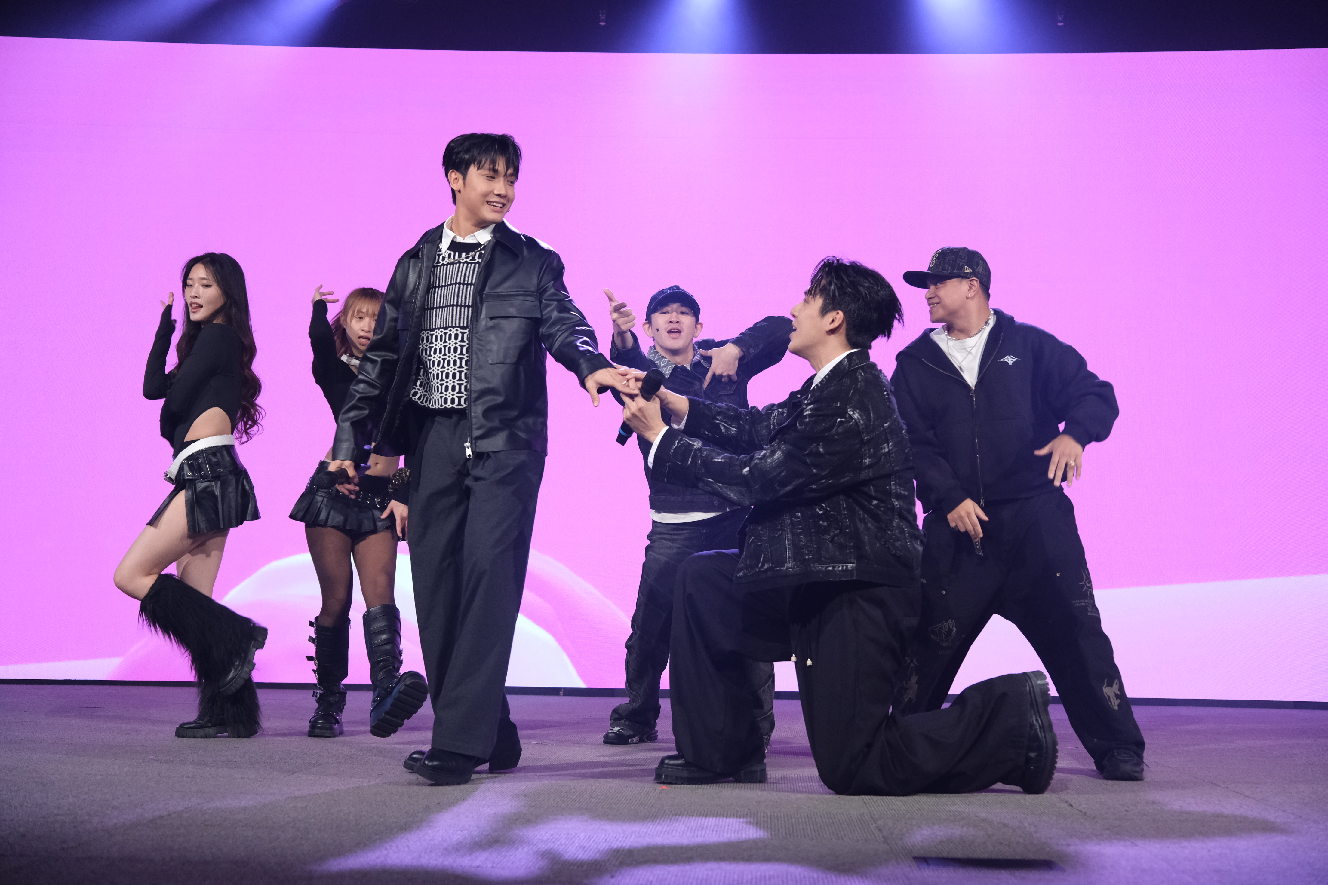 Nelson紀成澔（左）、葛兆恩獻上唱跳表演。（三立提供）