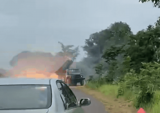 有民眾目睹，柬埔寨部隊今早從他們位於Khao Laem的基地發射BM-21火箭發射器。（翻攝自臉書）