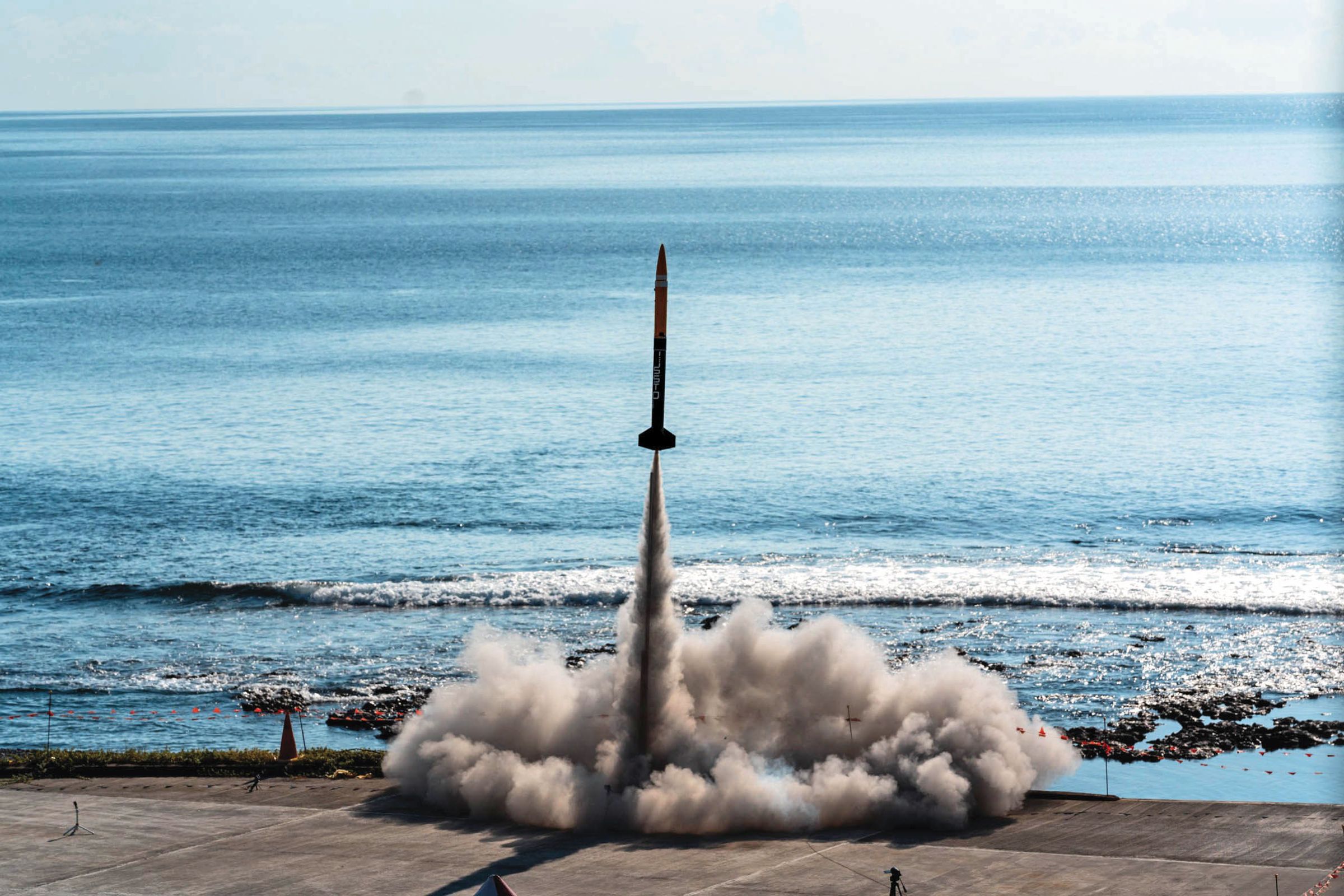 台灣首顆自主低軌通訊衛星預估2027年發射升空。圖為陽明交大太空所學生在屏東旭海基地發射自製火箭畫面。（國家太空中心提供）