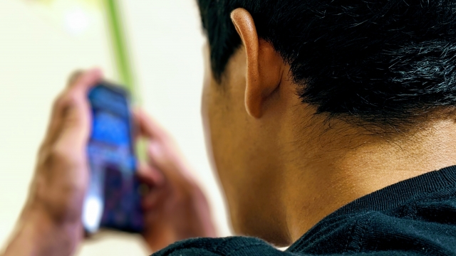 啃老男假冒鴻海工程師在網路營造虛擬人生，騙眾多女生上鉤。（示意圖，photoAC）