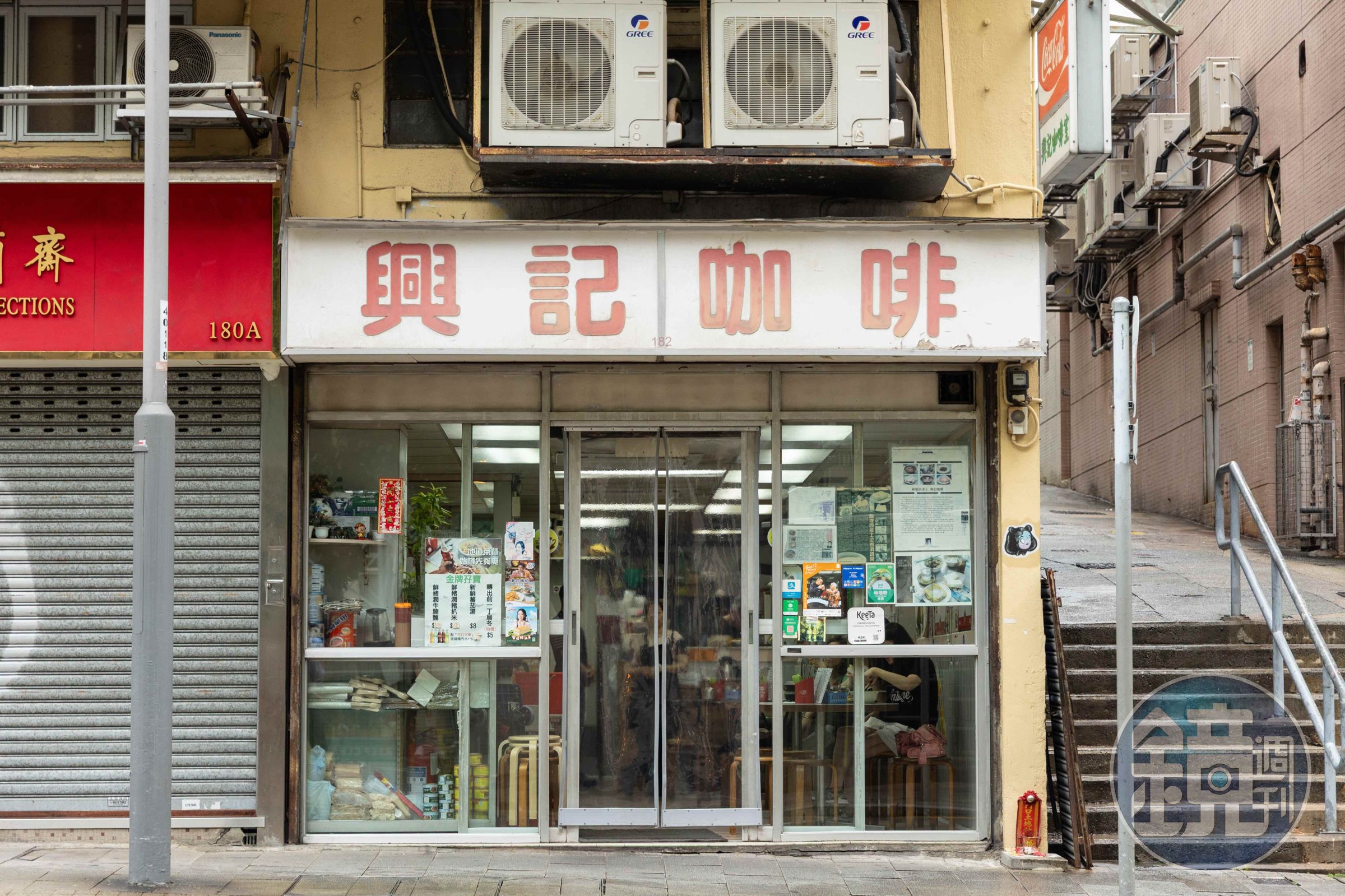 「興記咖啡室」曾搬遷過4次，在目前店址也已佇立38年。