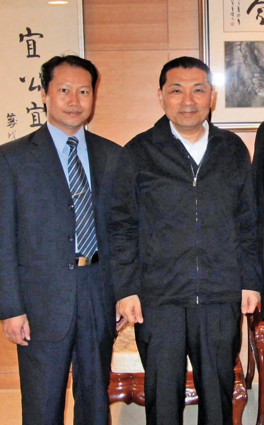 侯聯松(左)曾是新北市長侯友宜(右)擔任警政署長與警大校長期間的祕書。(侯聯松提供)