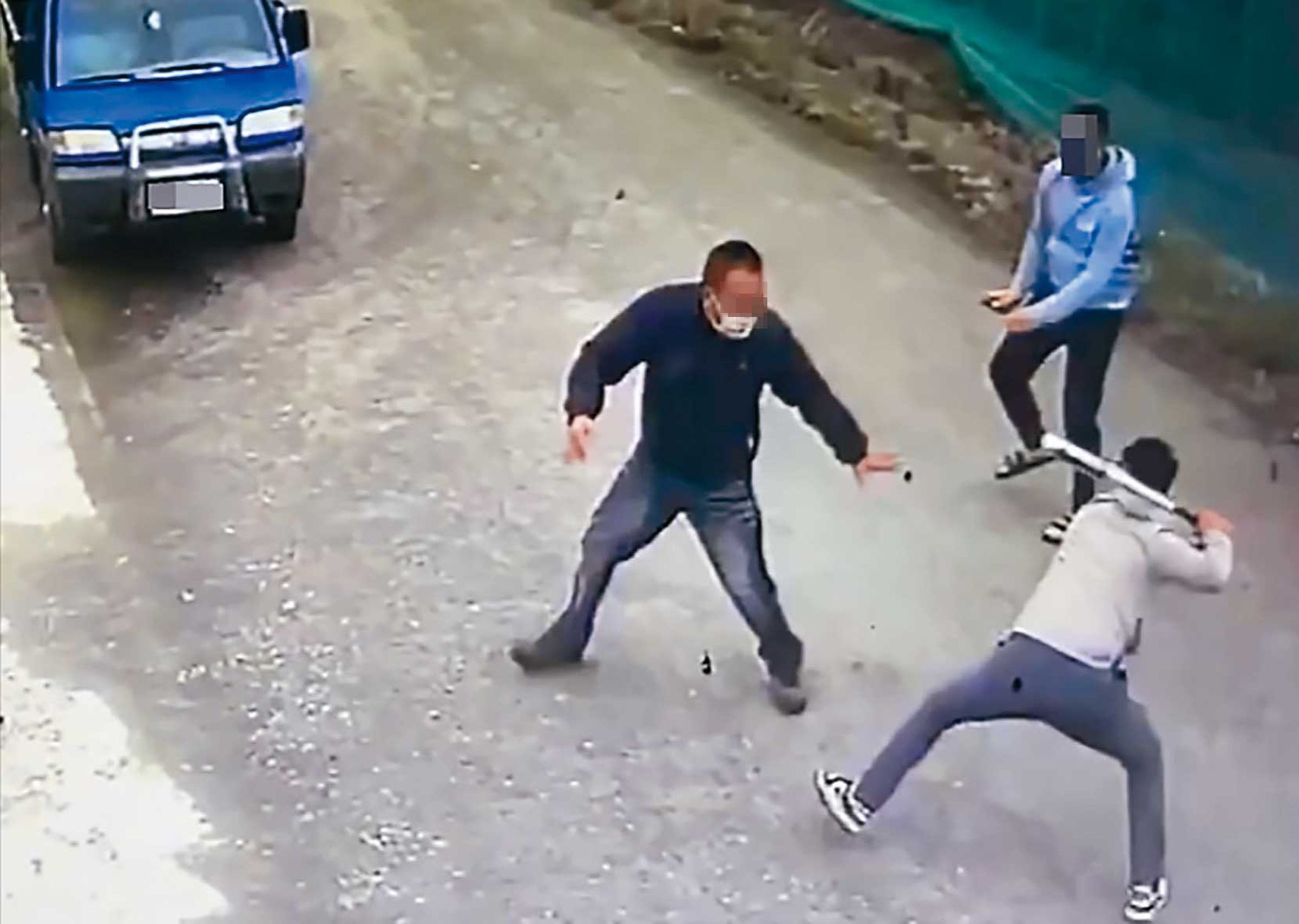 彰化芳苑農會代表A先生（左），遭2名男子用辣椒水、球棒，當街攻擊。（翻攝畫面）