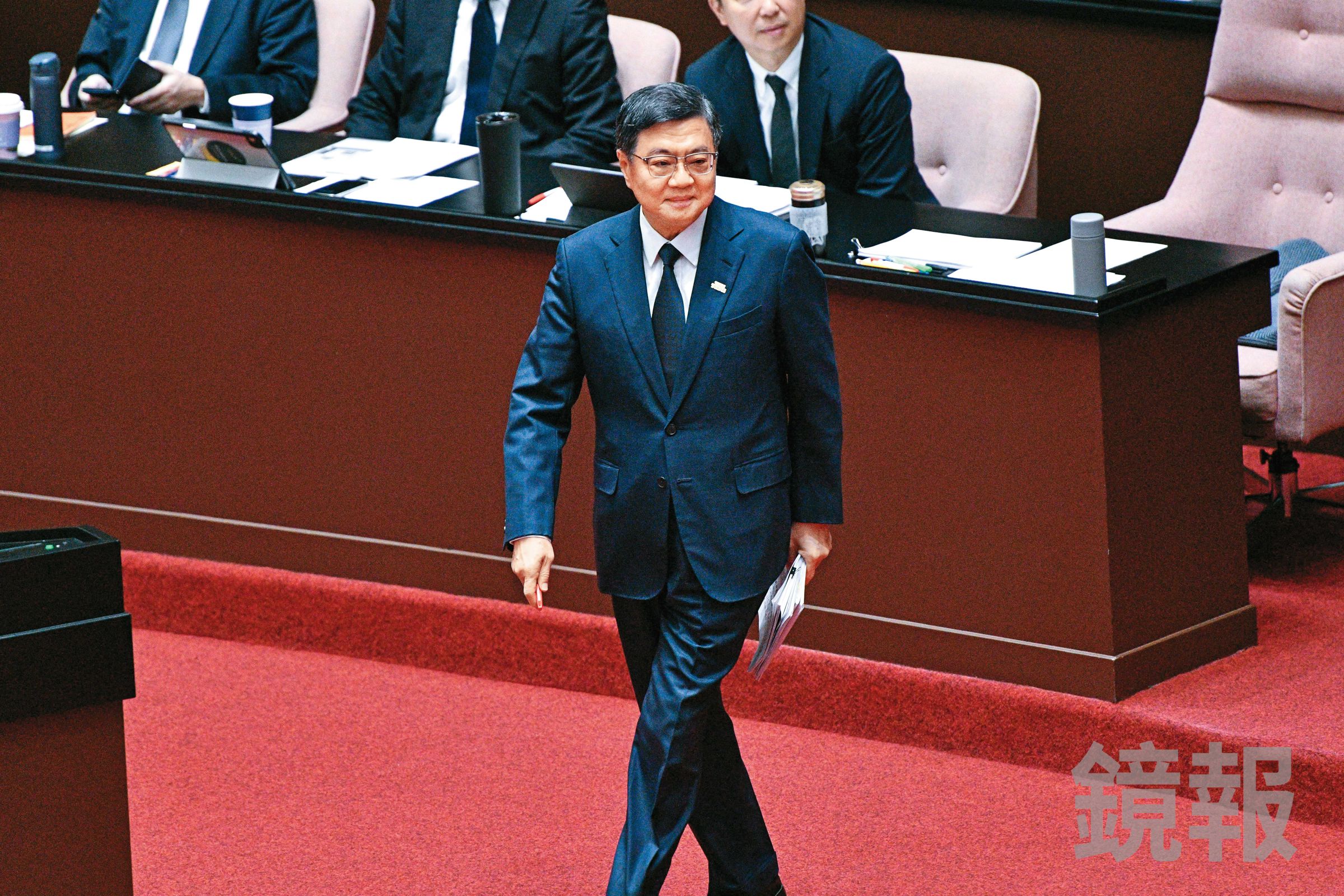 憲政僵局難解，近來傳出行政院將不副署年金法案和《財劃法》。（鏡報李智為）