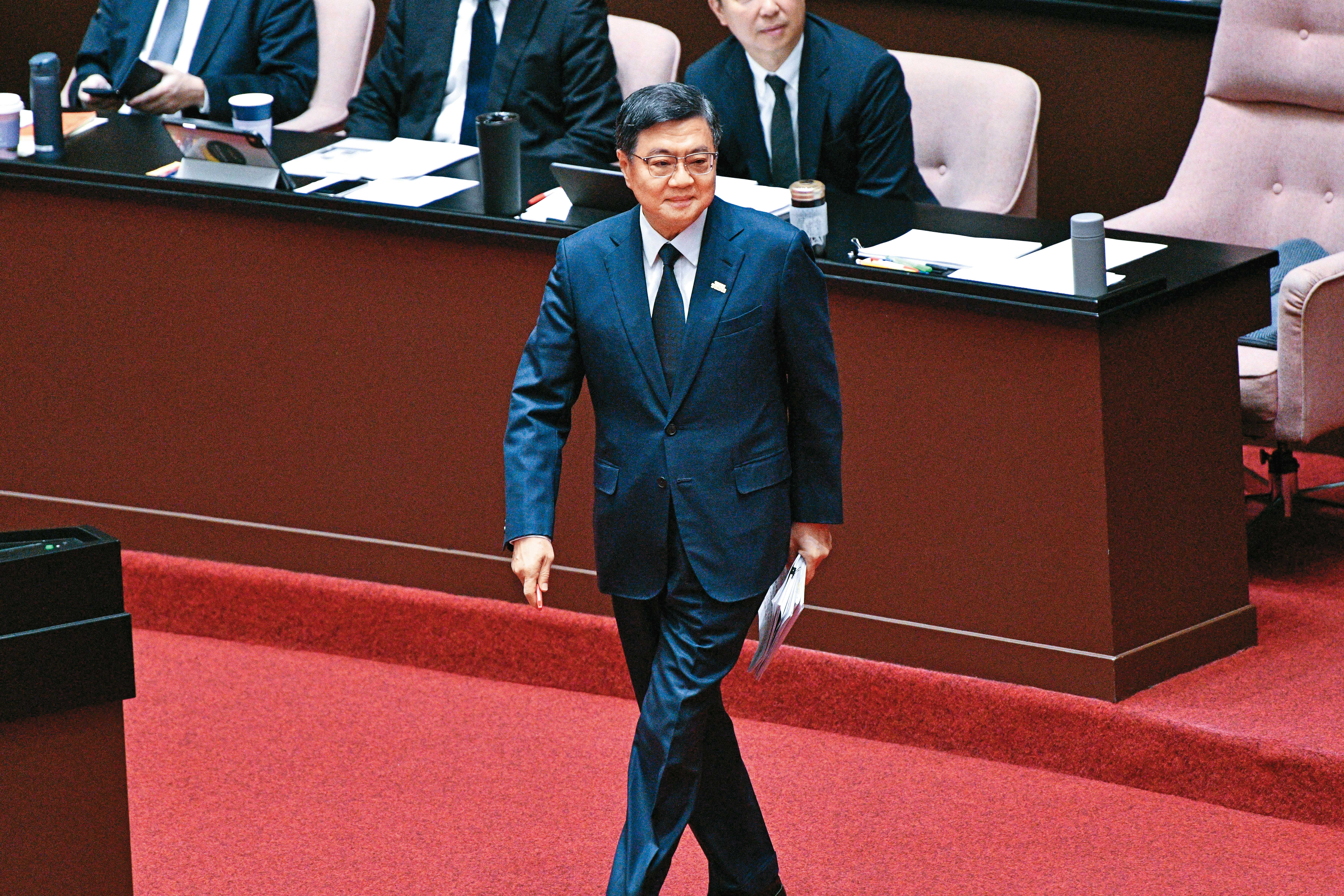 憲政僵局難解，近來傳出行政院將不副署年金法案和《財劃法》。（鏡報李智為）