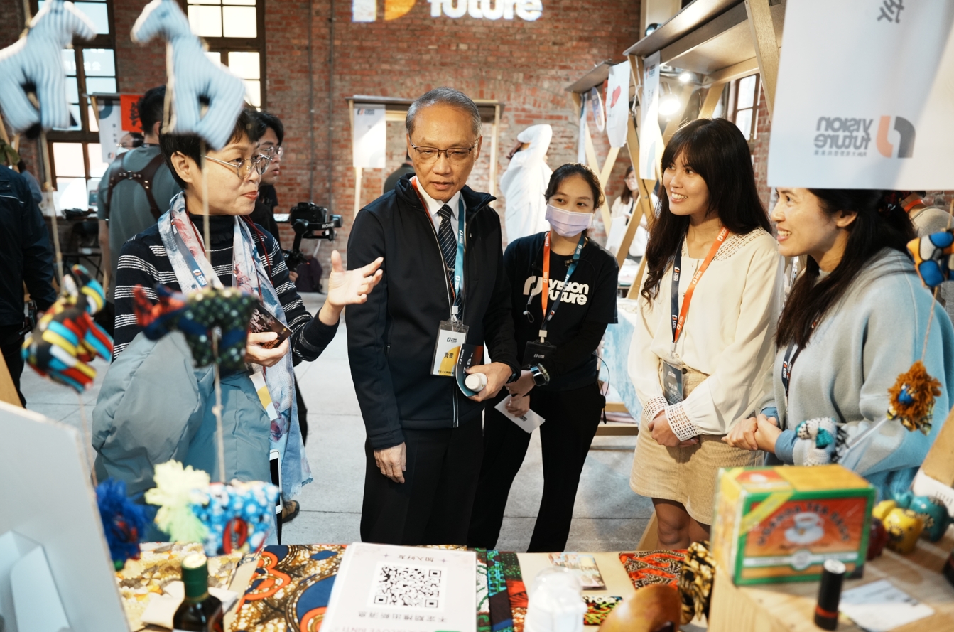 慈濟基金會執行長顏博文(左2)期待結合更多共善的力量,為全球、社會、人群傳遞正向影響。(慈濟基金會提供)