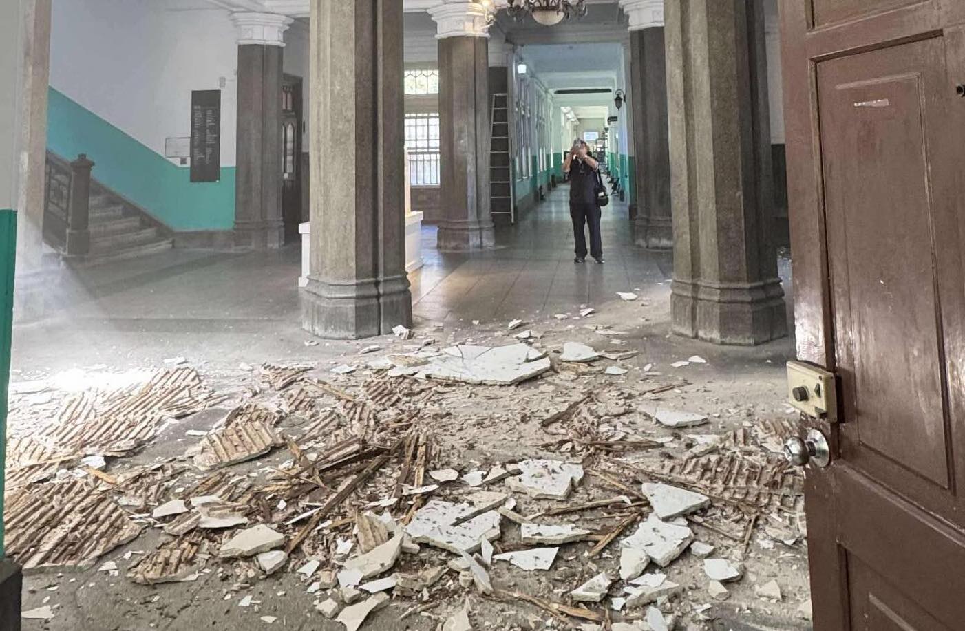 台師大行政大樓天花板崩塌，大量石膏板、木材散落一地。（翻攝wang_yi_heng_116 Threads）