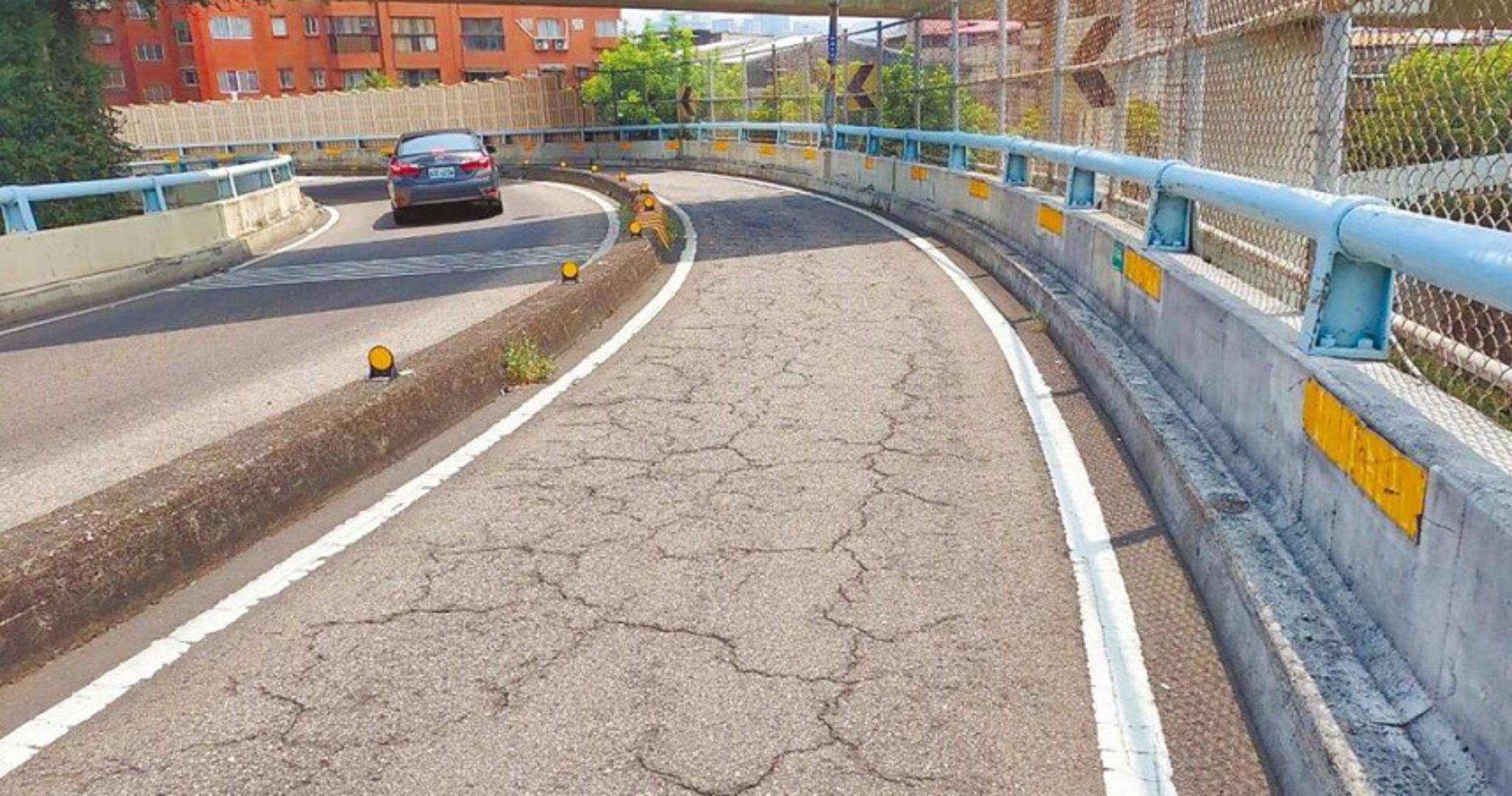 華江橋機車道老舊，明起開始進行路面銑鋪及路燈汰換工程。（養工處提供）