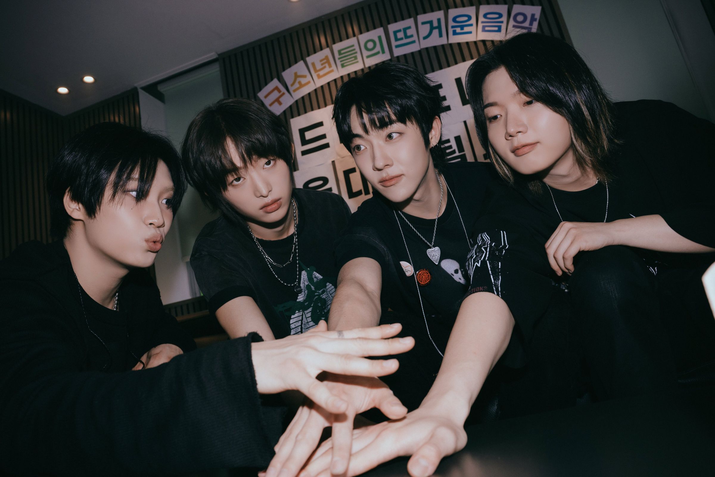 Dragon Pony由片盛鉉、權世赫、安太奎、高康熏組成,2024年9月正式出道。(翻攝Dragon Pony X)