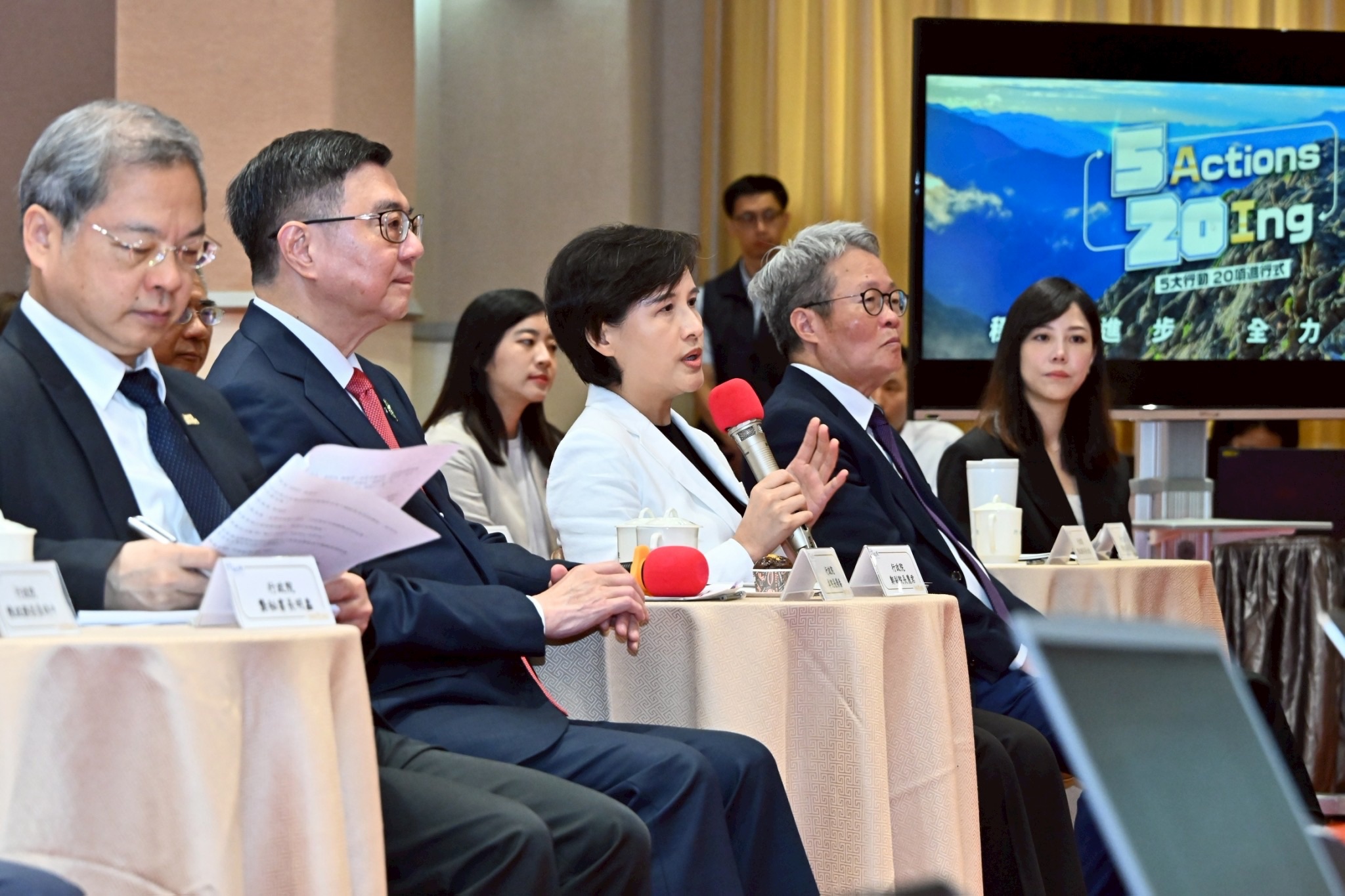 行政院副院長鄭麗君率領的談判團隊今日清晨搭機返回台灣。（翻攝自臉書@中華民國行政院）