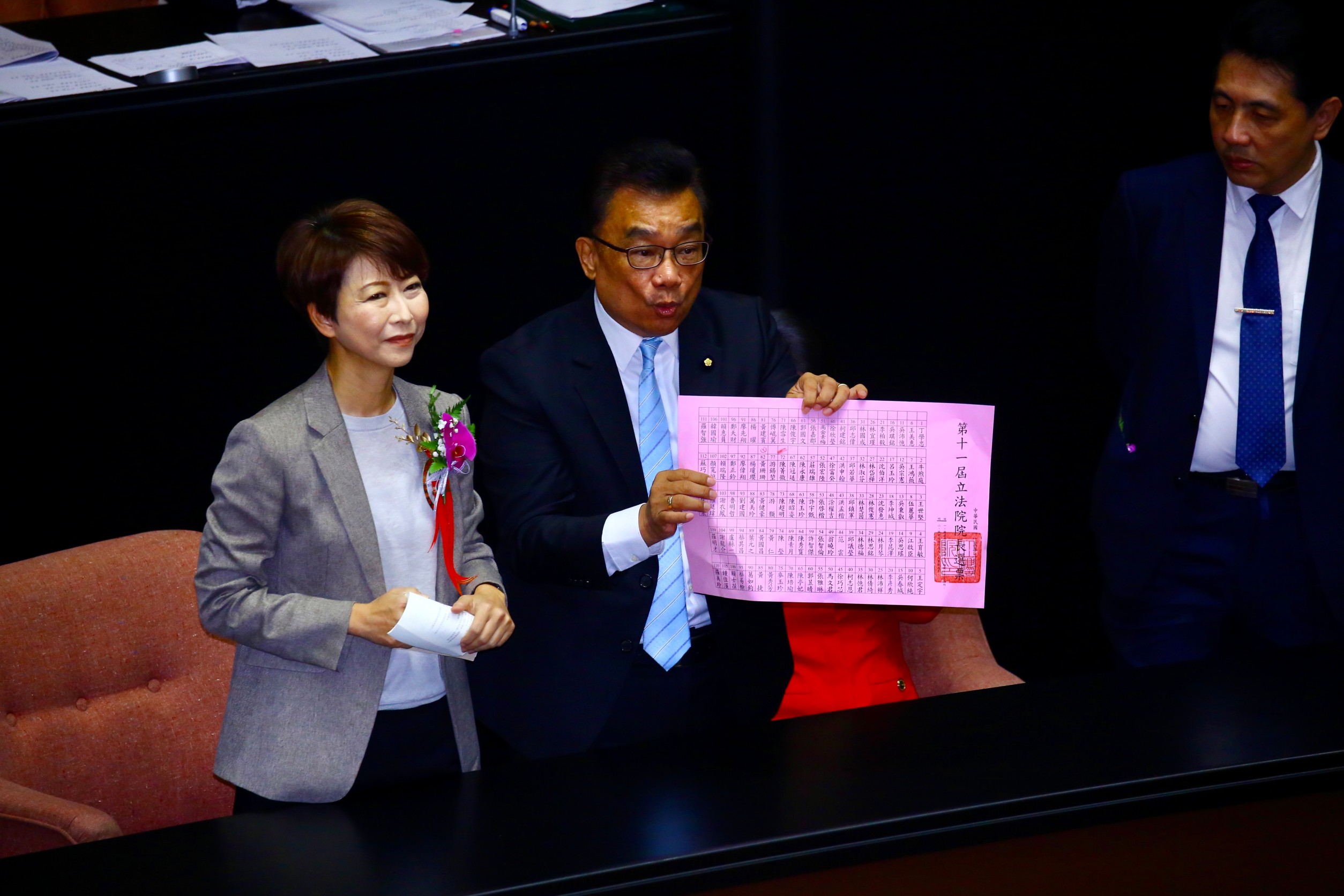 民眾黨監票人林國成認為是陳昭姿被汙染的票仍是有效票,但綠營認為被做記號的是無效票。