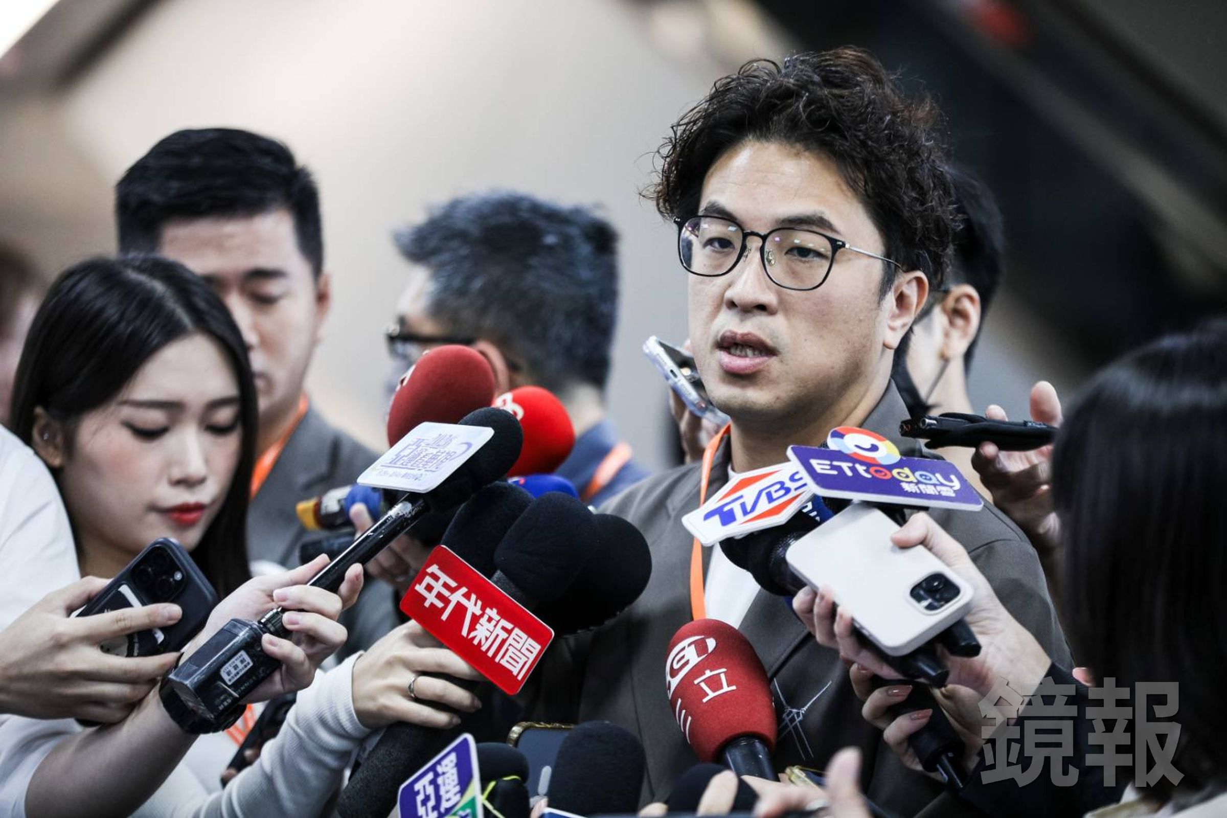 沈伯洋昨出席活動時受訪,提到大家如果仔細看2014年的那篇文章,都會知道整篇文章都是在講「戒治毒癮」。(鏡報李智為攝)