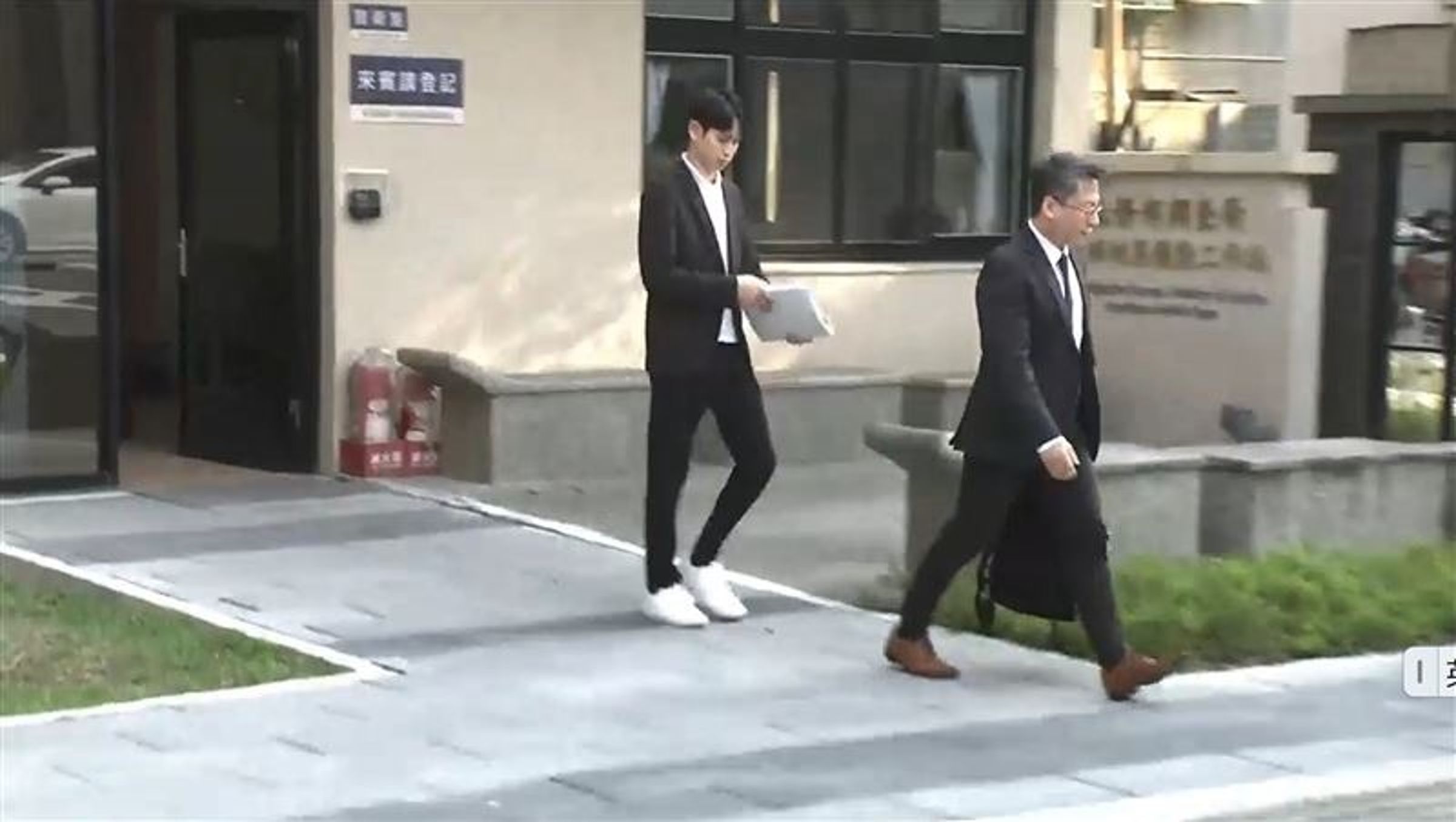 Andy攜帶大量資料現身調查局。（民眾提供）