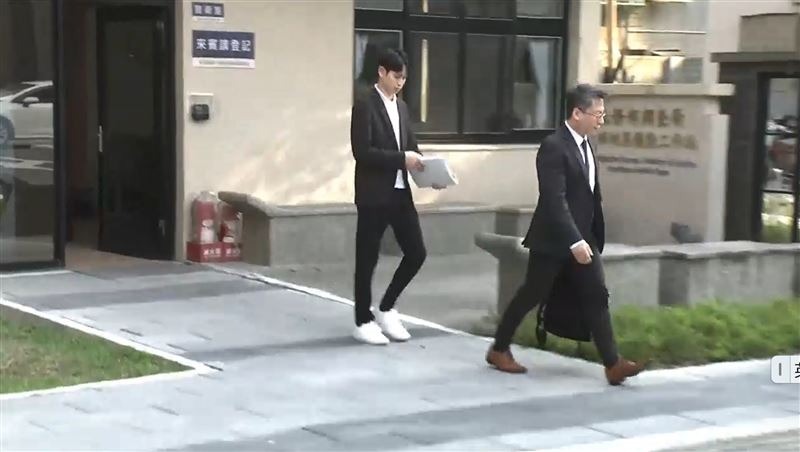 Andy攜帶大量資料現身調查局。（民眾提供）