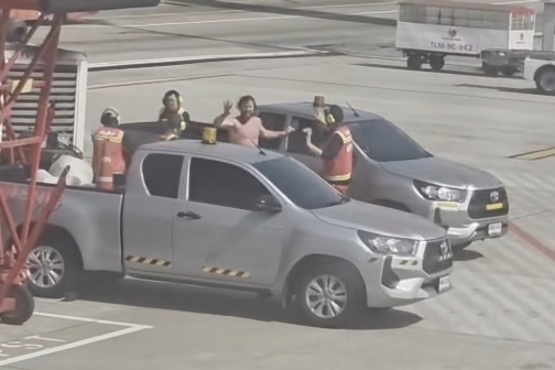 摔傷腿的俄男一度想躲車底閃避追捕,沒想到地板太燙了。(翻攝自抖音)