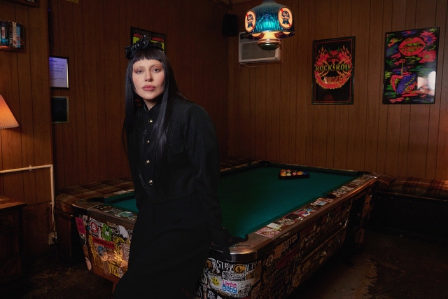 女神卡卡回到當年演唱過的紐約下東城酒吧，回顧自己的創作歷程。（Apple Music 1提供）