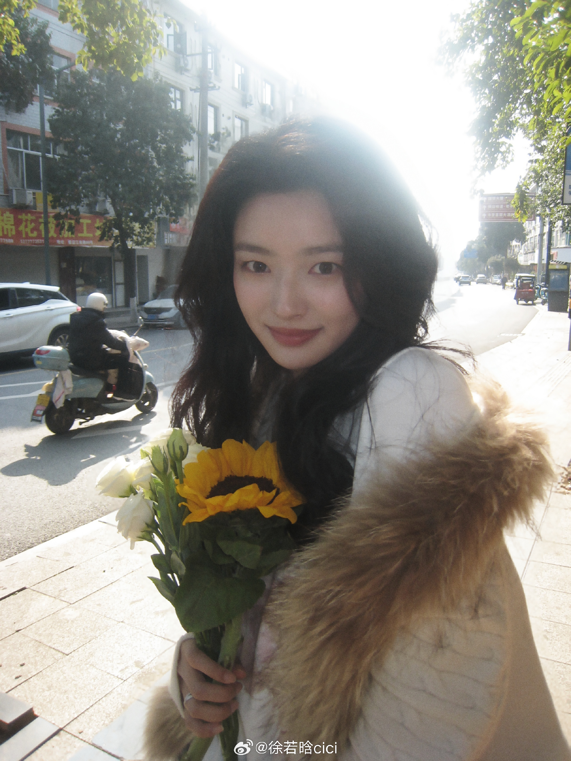 徐若晗被成龍挖掘拍電影演女主角,之後又簽入李冰冰旗下受力捧,被嘲是「資源咖」。(徐若晗微博)
