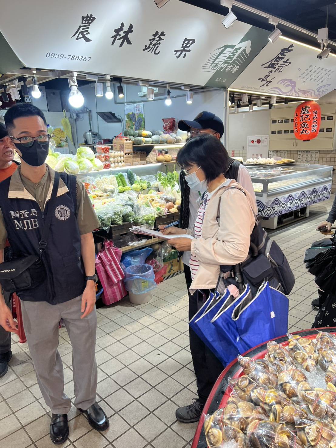 行政院跨部會「物價聯合稽查小組」清明連假再度出擊,專案小組針對夜市、傳統市場攤商、店家進行現場稽查,杜絕並遏止任何哄抬、囤積等行為,務求維持國內民生物價穩定。(法務部提供)