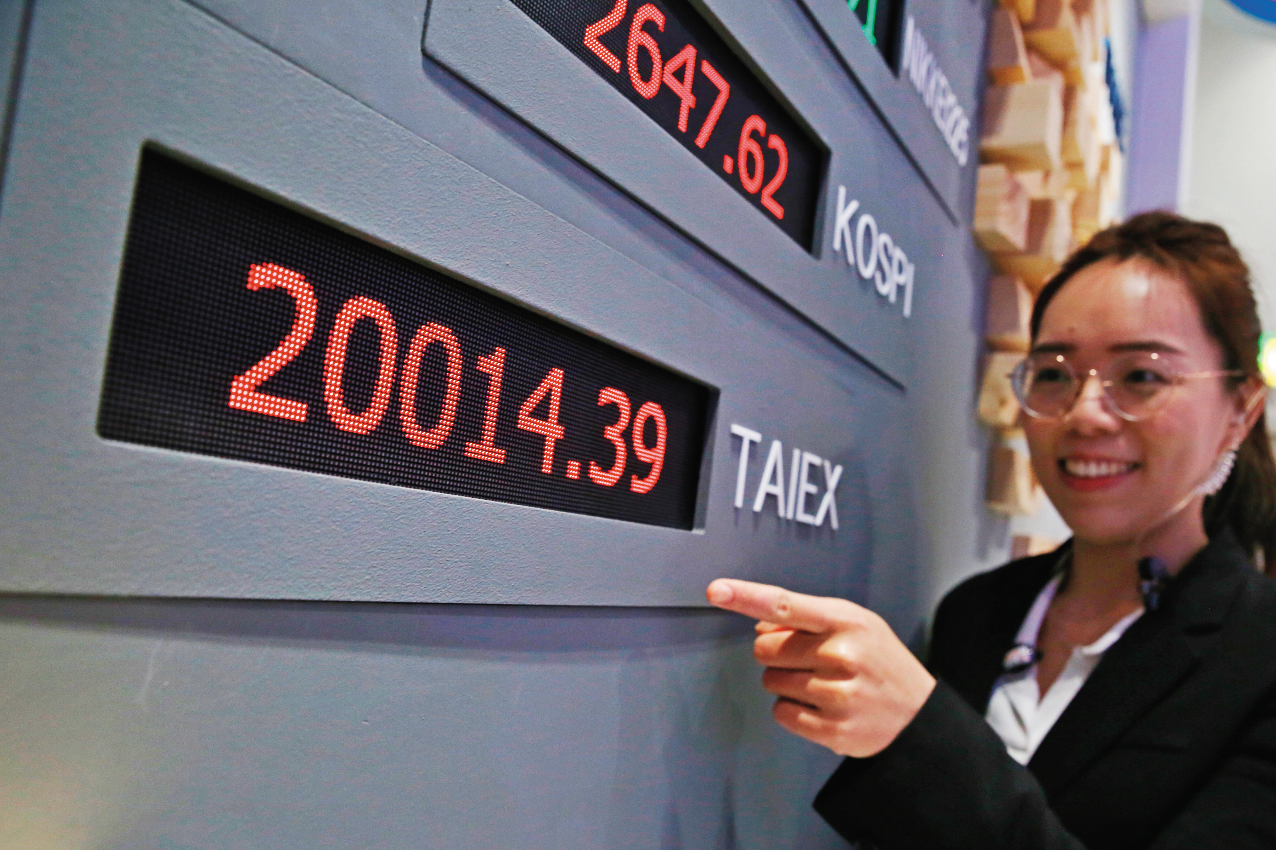 上週五加權指數一度站上2萬點大關，寫下台灣股市新里程碑。