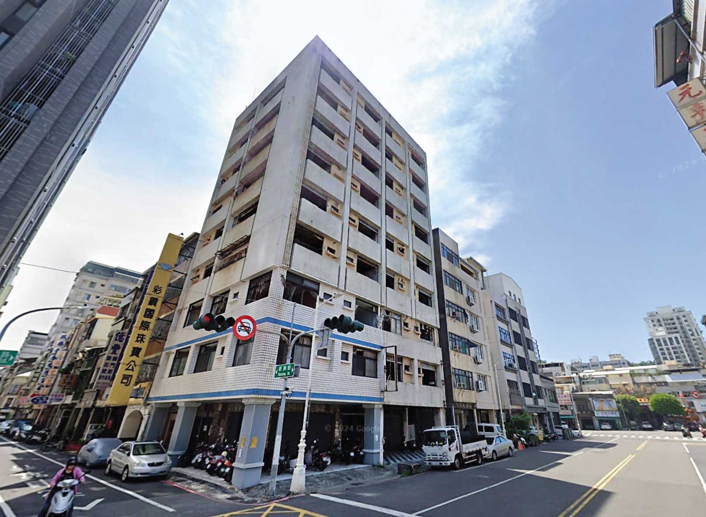 九龍大樓被稱為高雄第一凶宅,曾發生24死縱火案,靈異傳聞不斷。(翻攝GoogleMaps)