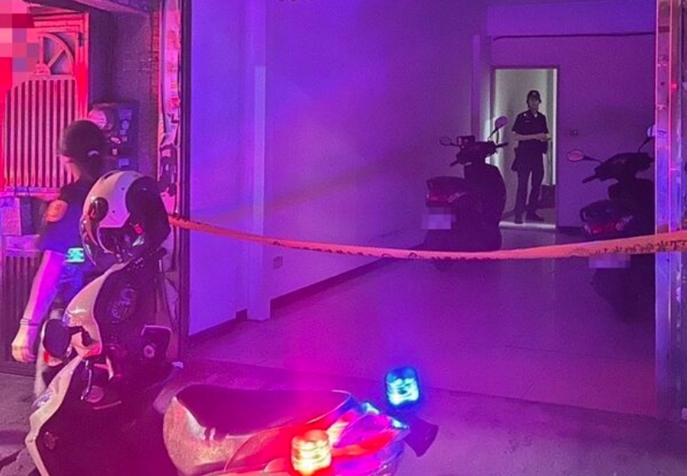 新北市新莊區永安街昨晚發生一起命案，59歲林姓婦人身中多刀倒臥自家廚房，警方目前正全力追查同住且案發後失聯的李姓外甥下落。（翻攝畫面）