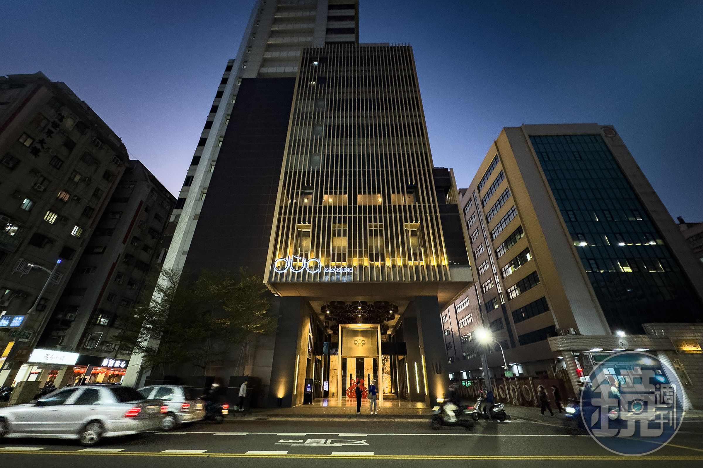 鮨毅位於高雄Hotel dùa的二樓，延續飯店一貫沉穩風格，將高端日料藏於市中心鬧區，卻保有與城市繁忙拉開距離的安靜。
