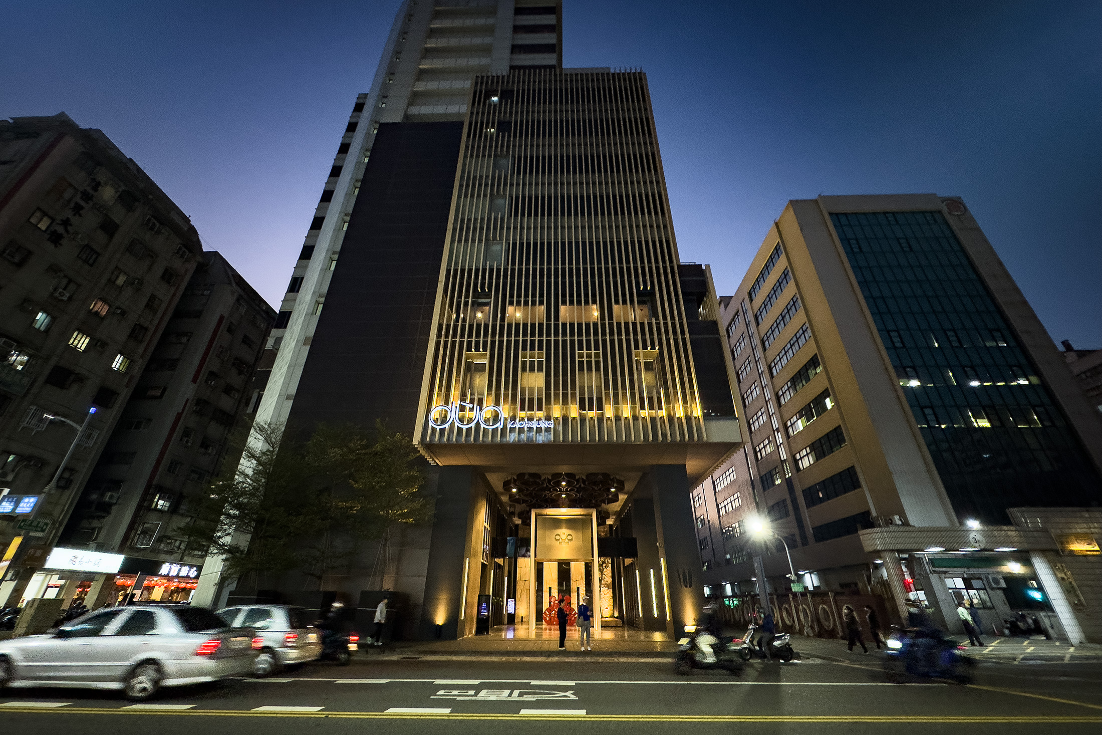 鮨毅位於高雄Hotel dùa的二樓，延續飯店一貫沉穩風格，將高端日料藏於市中心鬧區，卻保有與城市繁忙拉開距離的安靜。