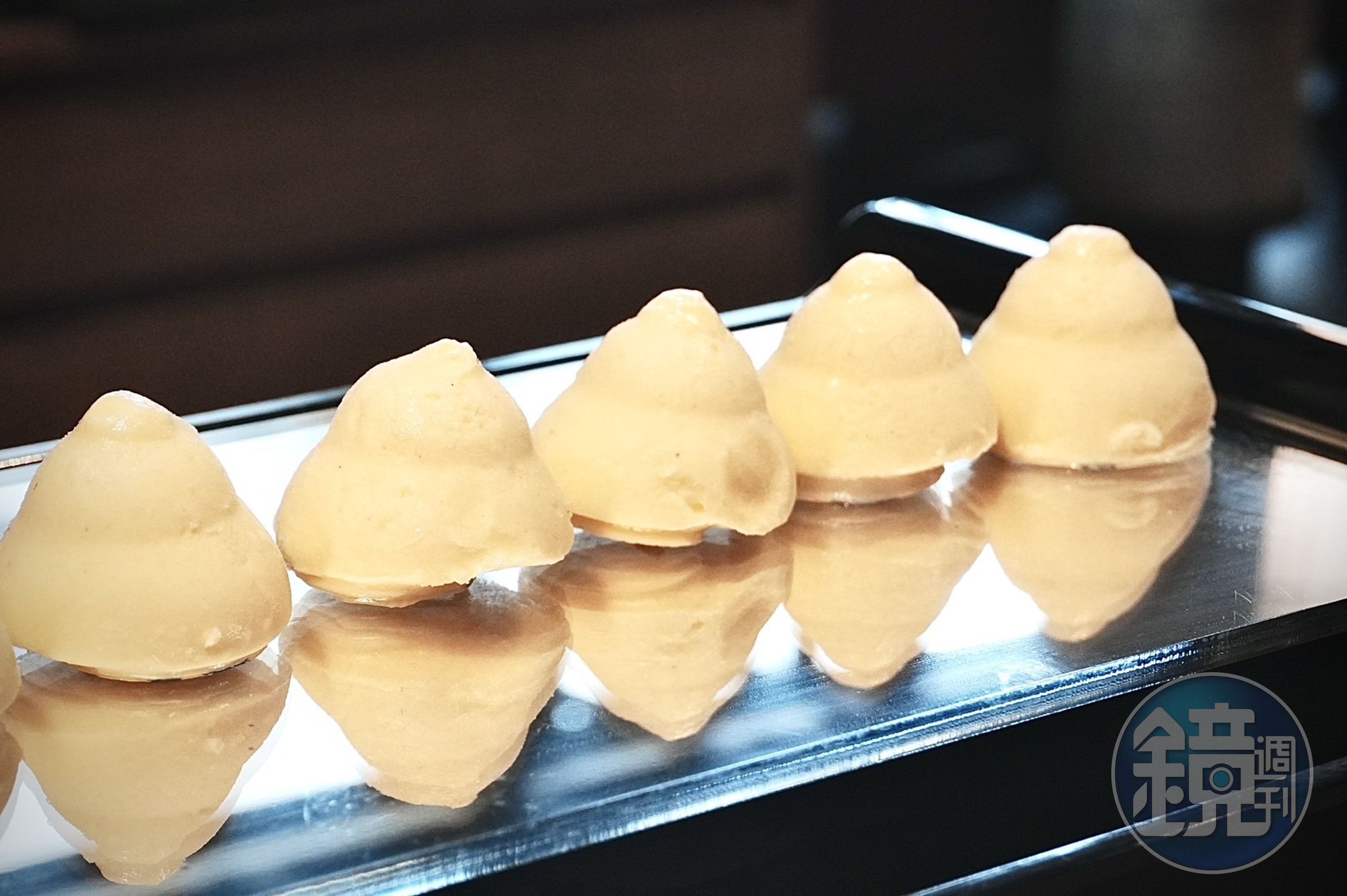 花枝漿製作的「冰淇淋豆腐」，滑嫩又紮實中帶有飽滿奶香，是無老鍋的必點品項。（40元／顆）