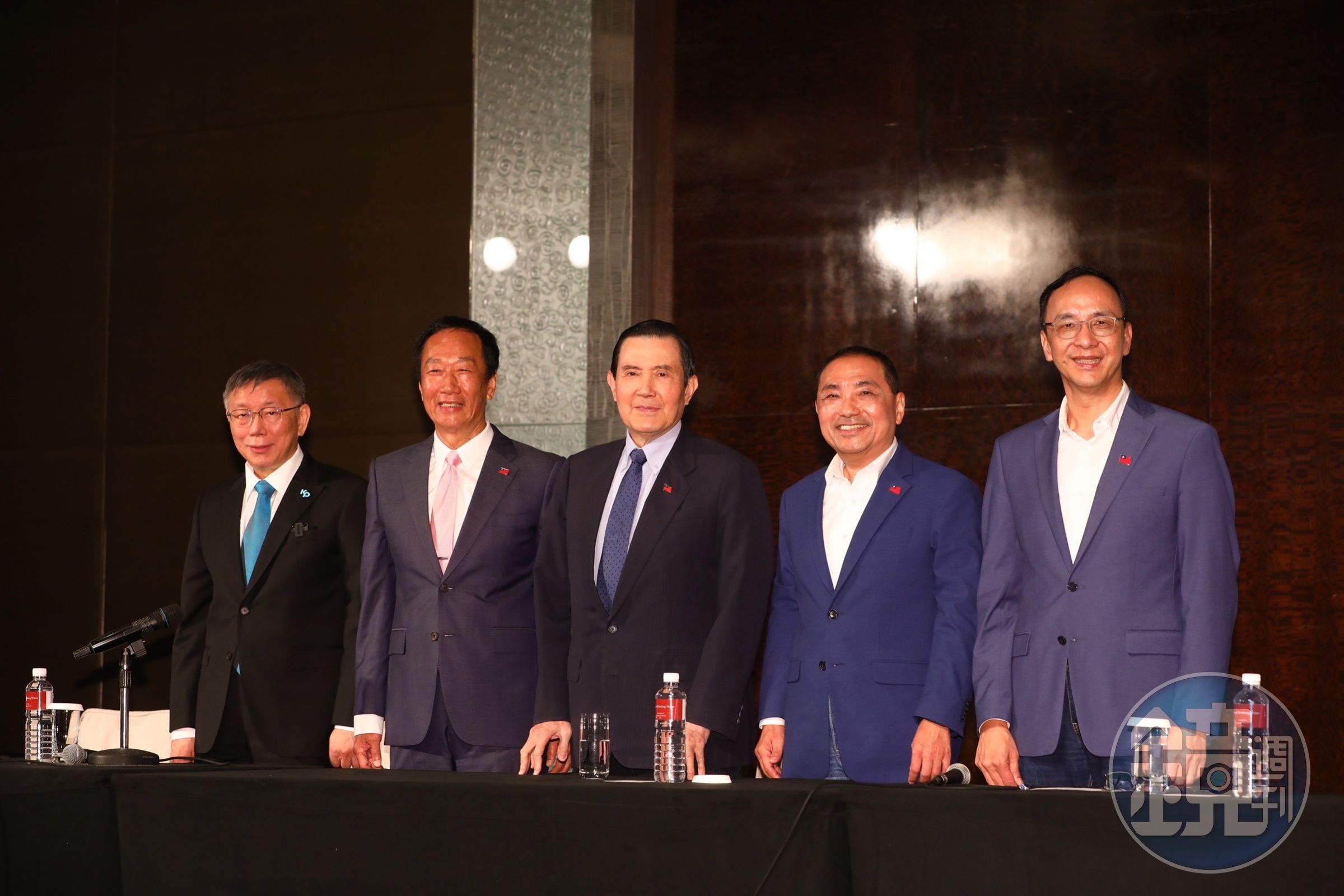 郭台銘（左二）原先訂了2538房，希望能與侯友宜（右二）、柯文哲（左一）3人會談，沒想到朱立倫（右一）、馬英九（中）也出席只好作罷。