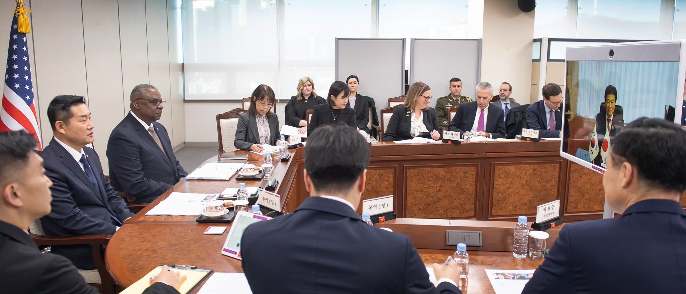 美國國防部長奧斯汀、日本防衛大臣木原稔、南韓國防部長申源湜昨日舉行三國國防部長會議。（翻攝自X@ROK_MND）