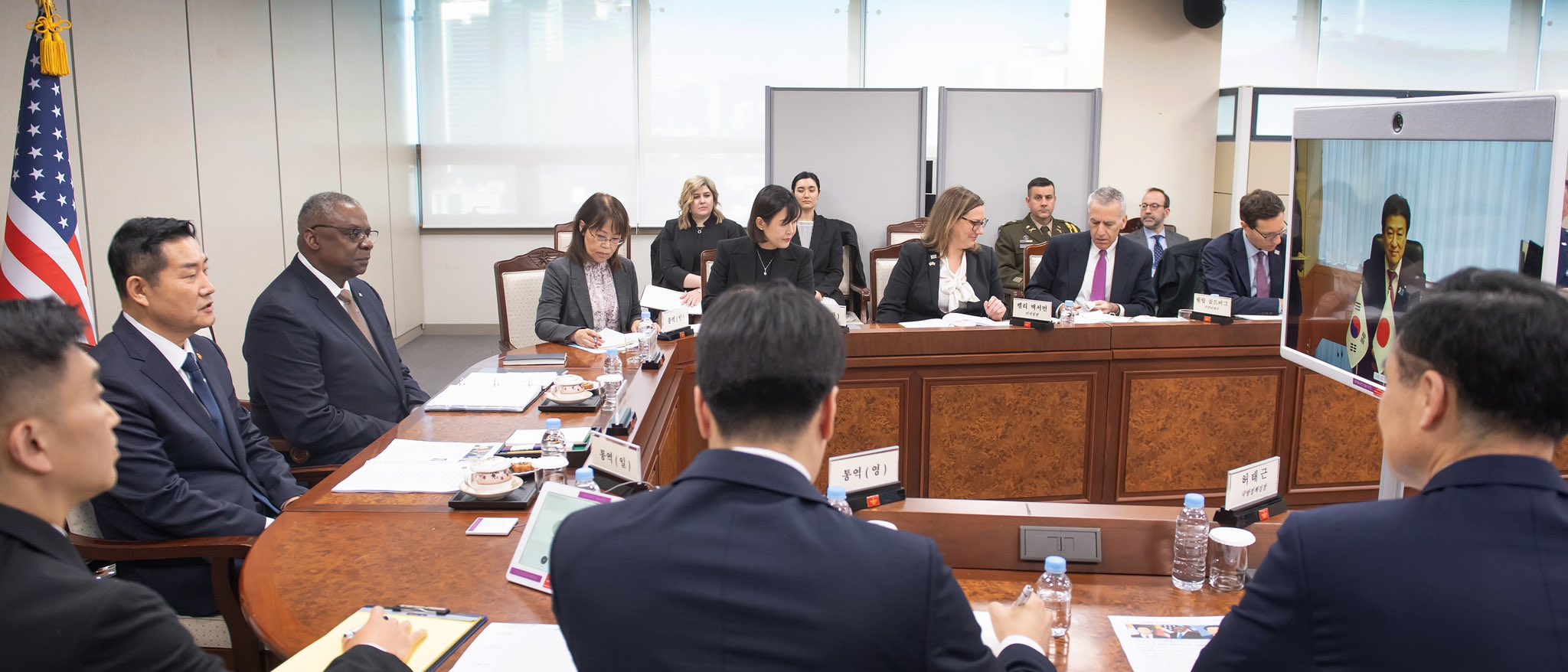 美國國防部長奧斯汀、日本防衛大臣木原稔、南韓國防部長申源湜昨日舉行三國國防部長會議。（翻攝自X@ROK_MND）