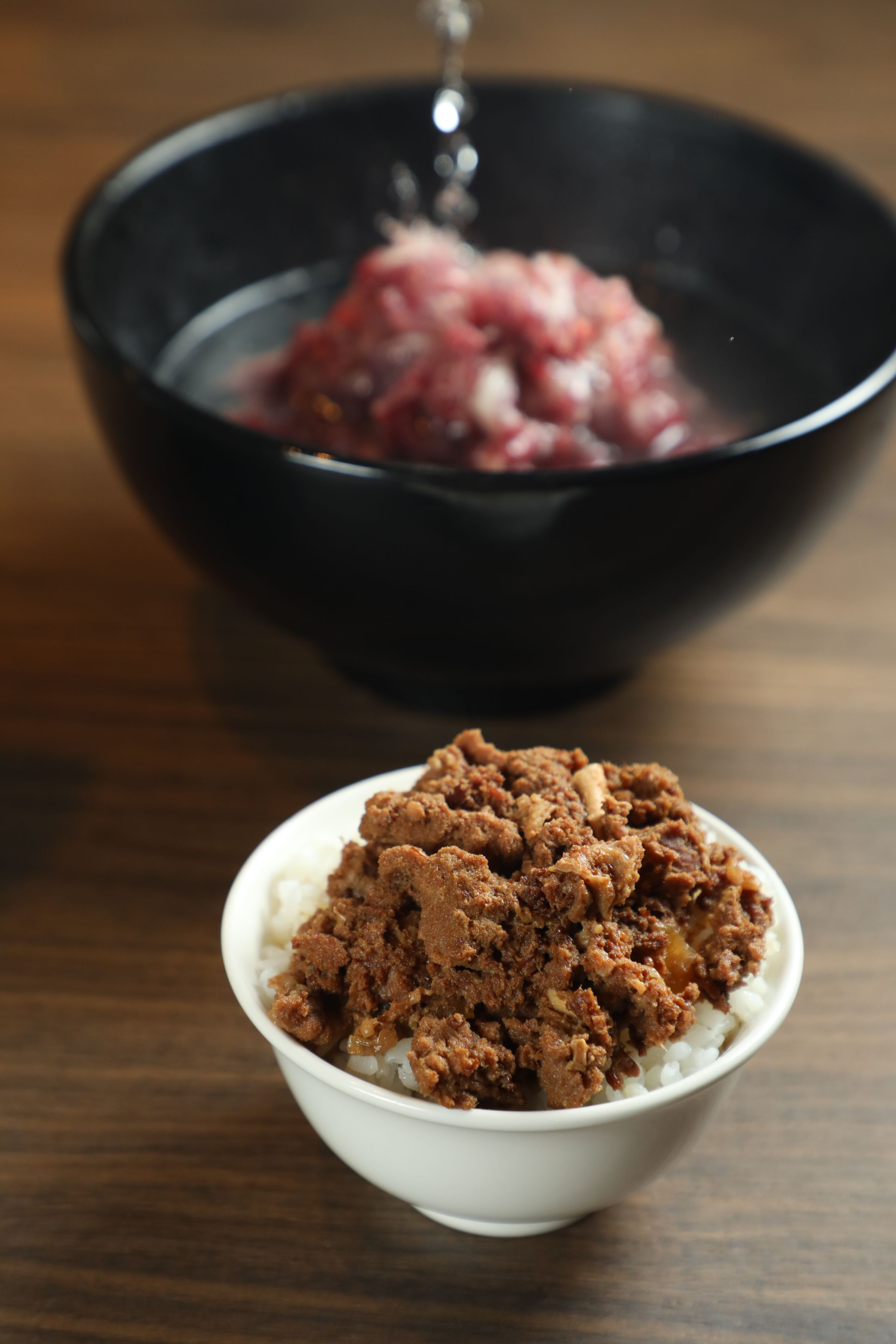 點「溫體牛肉湯」會附上牛肉燥飯。（150元／小份、250元／大份）
