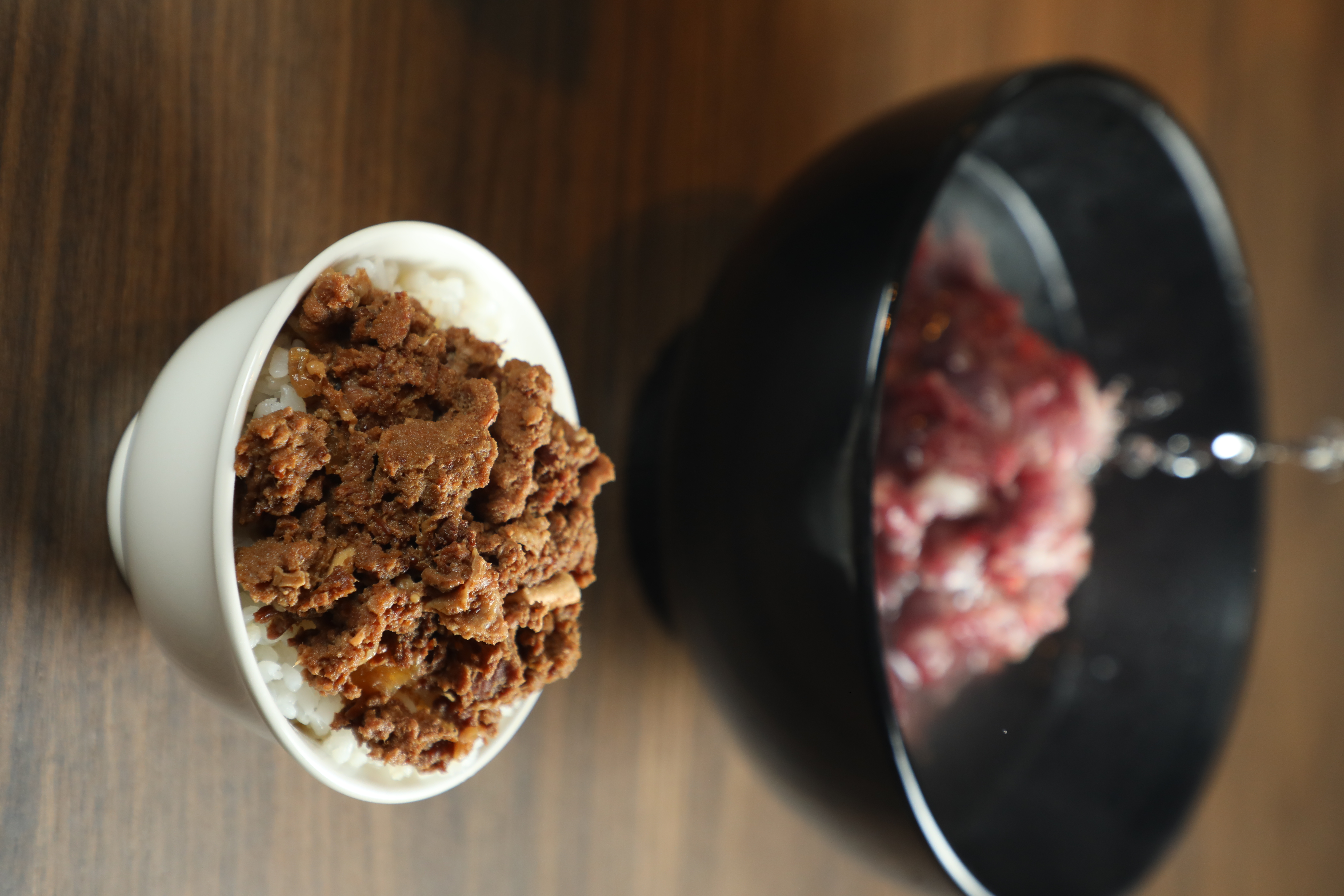 點「溫體牛肉湯」會附上牛肉燥飯。（150元／小份、250元／大份）