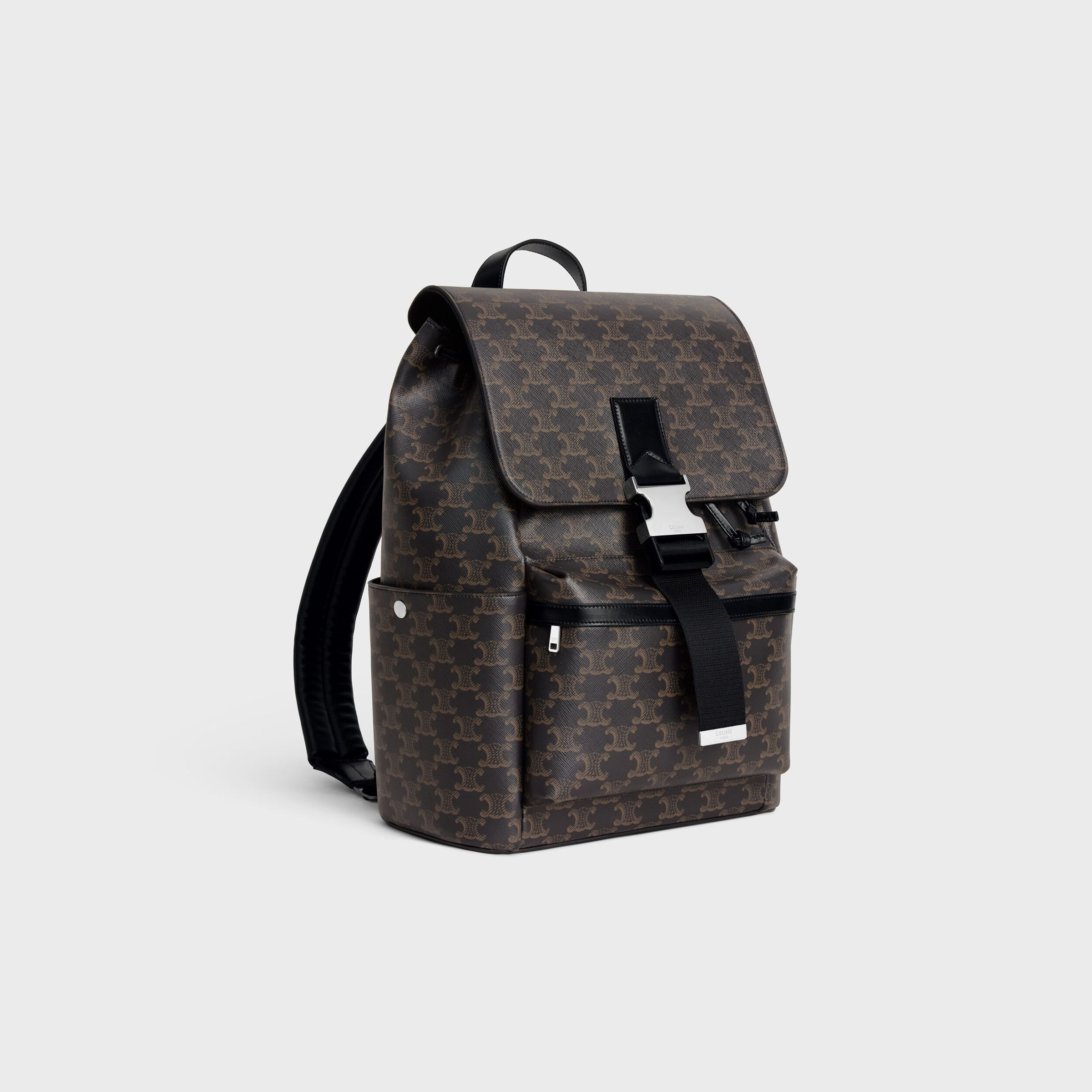CELINE Triomphe標誌印花及牛皮革背包。NT$90,000（CELINE提供）