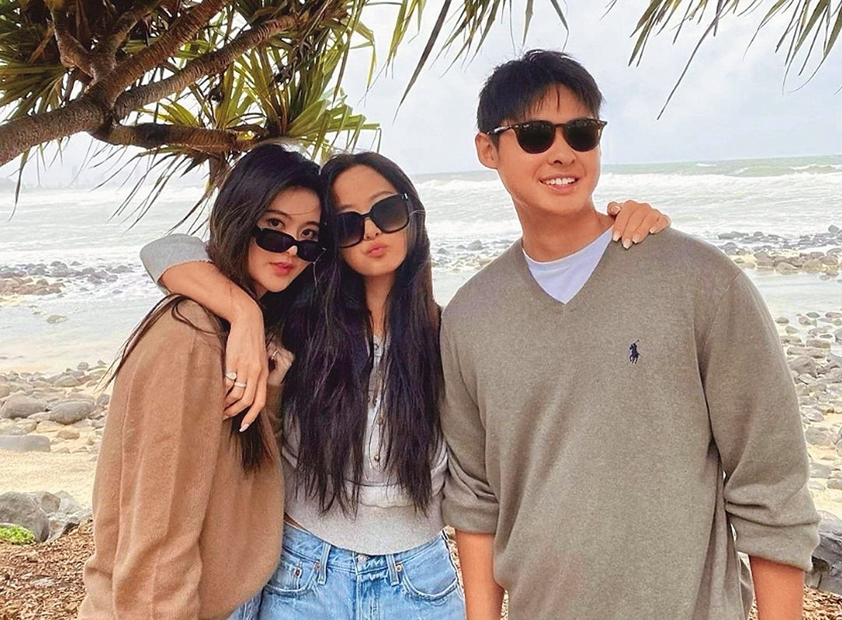 孫芸芸（中）和女兒廖思惟（左）有著相似的美貌，被譽為宛如「雙胞胎」。右為孫芸芸兒子。（翻攝自孫芸芸IG）