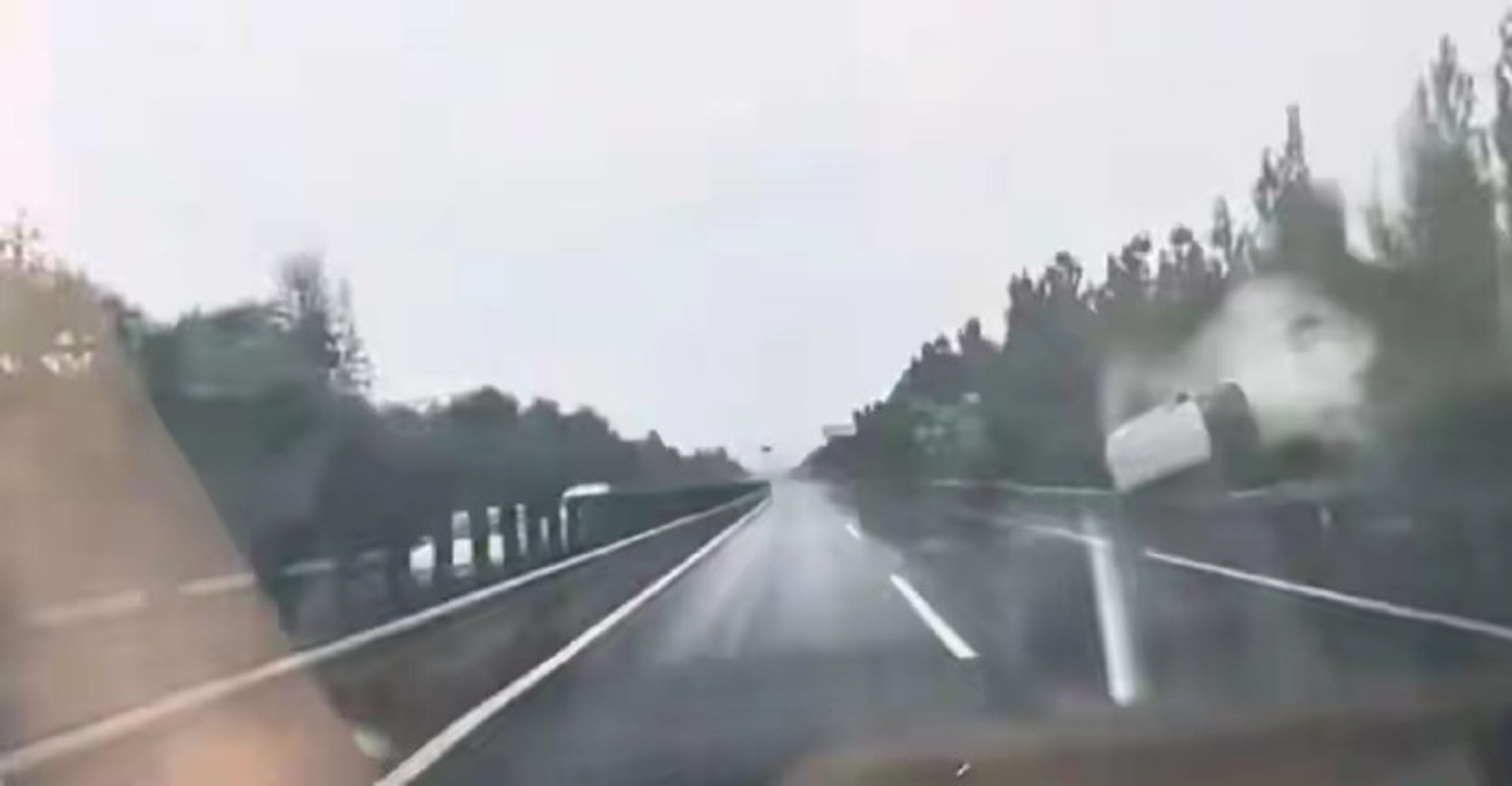 一輛白色轎車在高速公路上打滑,發生嚴重車禍。(翻攝自微博)